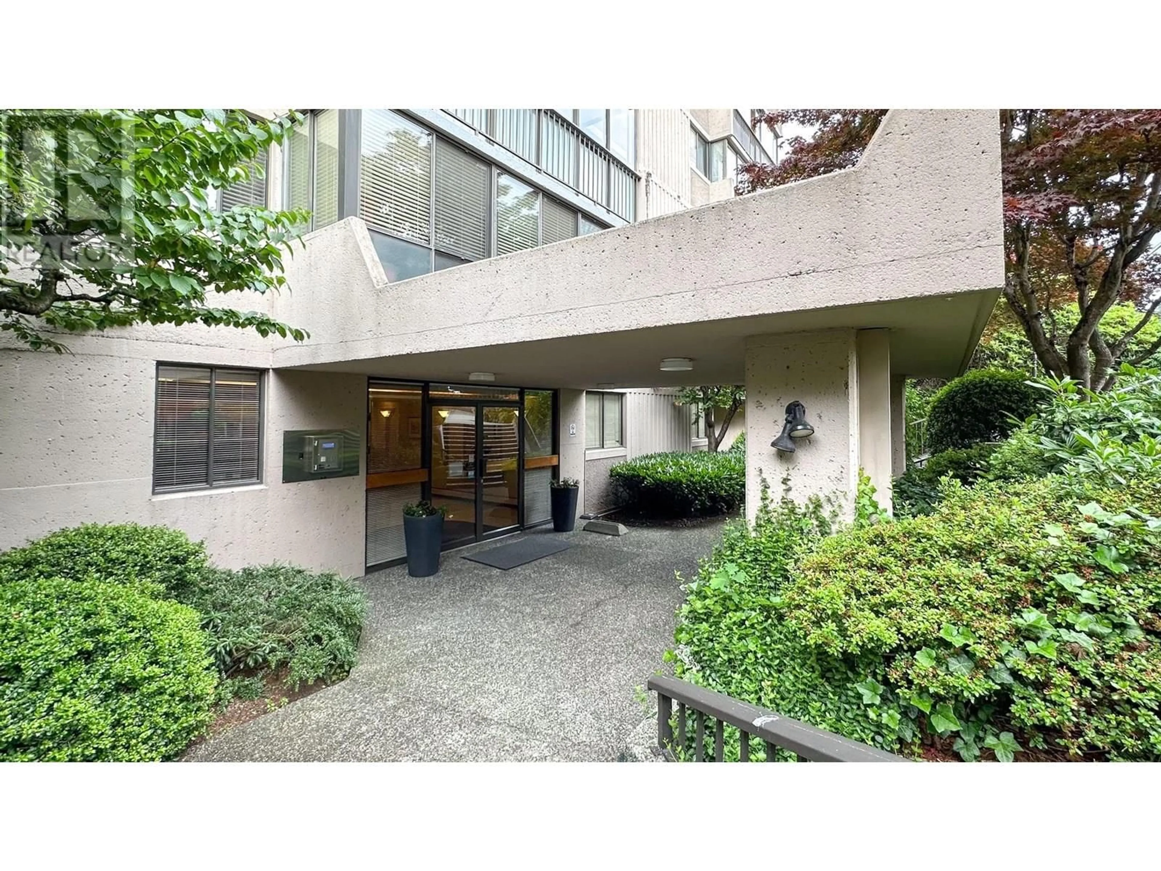 Indoor foyer for 605 - 555 13TH STREET, West Vancouver British Columbia V7T2N8