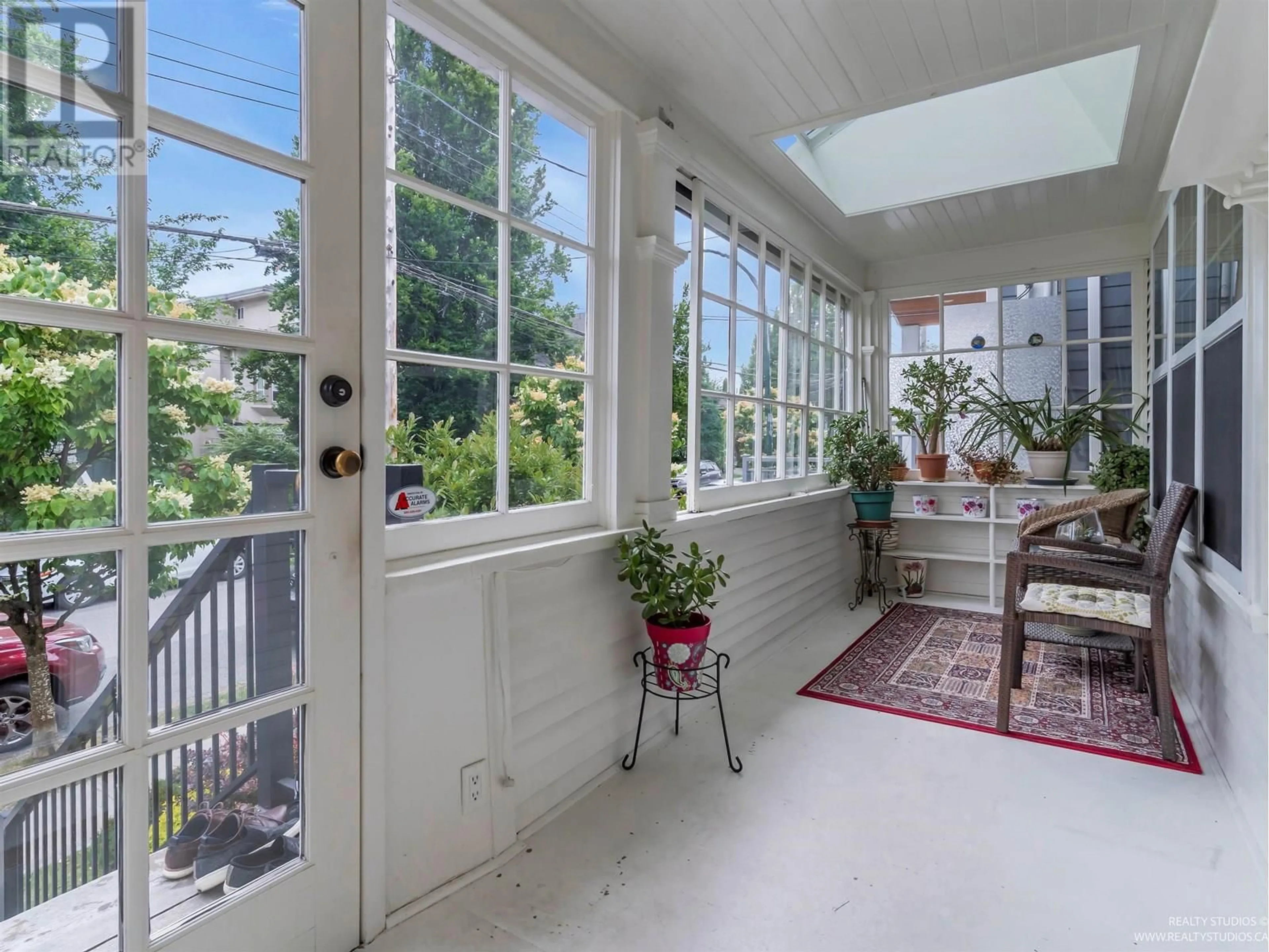 Indoor entryway for 159 27TH AVENUE, Vancouver British Columbia V5V2K5