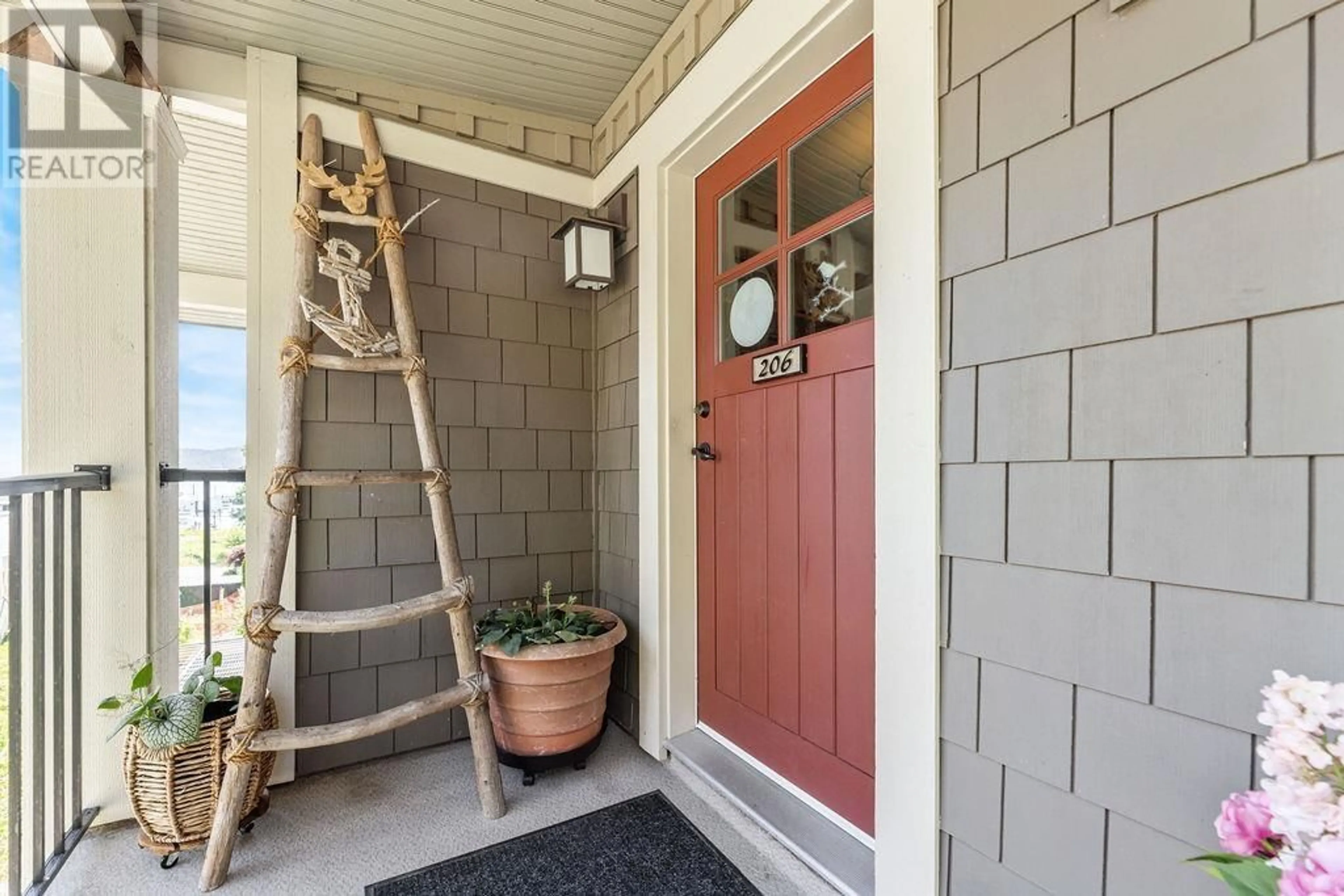 Indoor entryway for 206 - 414 GOWER POINT ROAD, Gibsons British Columbia V0N1V0