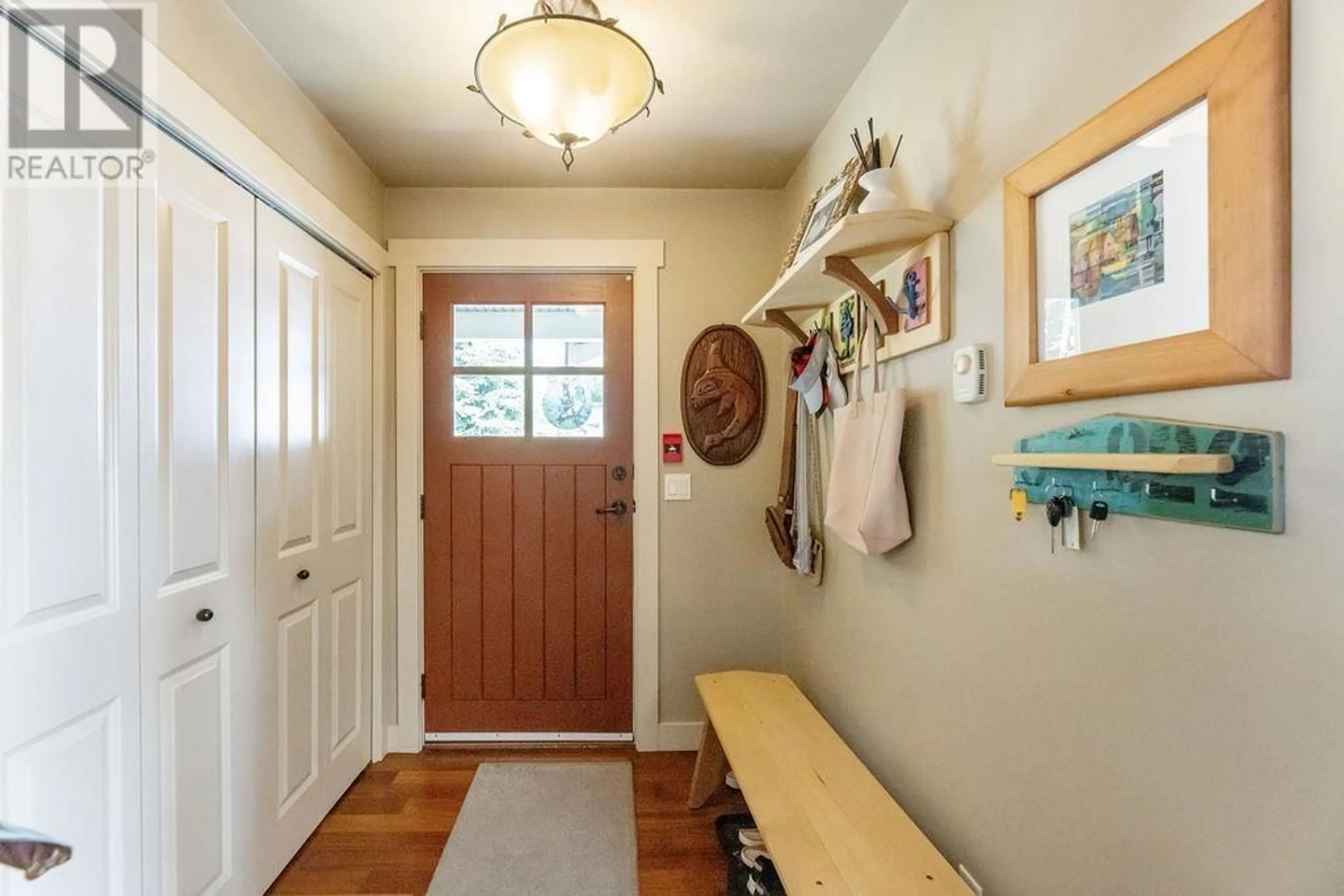 Indoor entryway for 206 - 414 GOWER POINT ROAD, Gibsons British Columbia V0N1V0