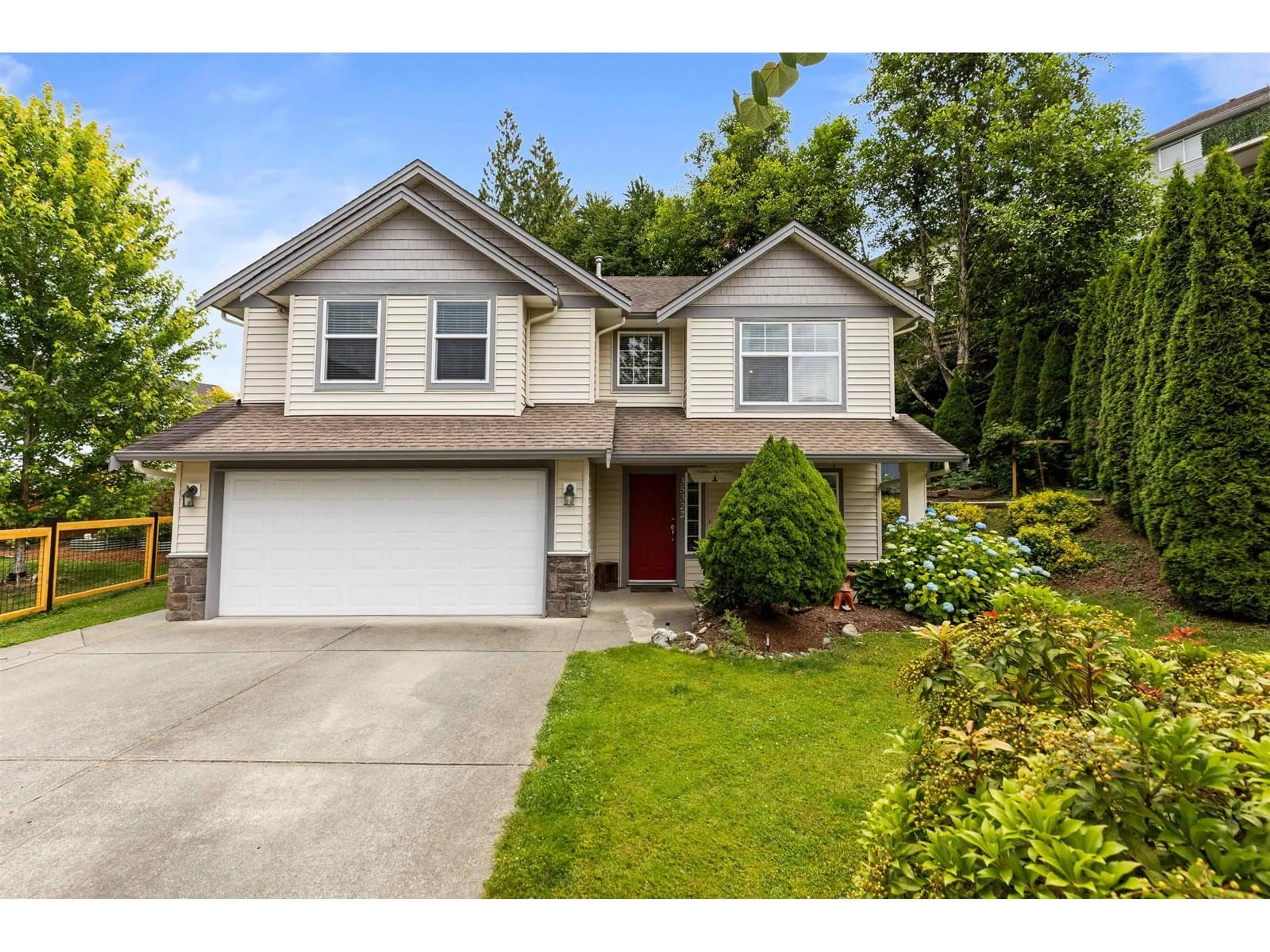 Home with vinyl exterior material, street for 35322 POPLAR, Abbotsford British Columbia V3G3A6