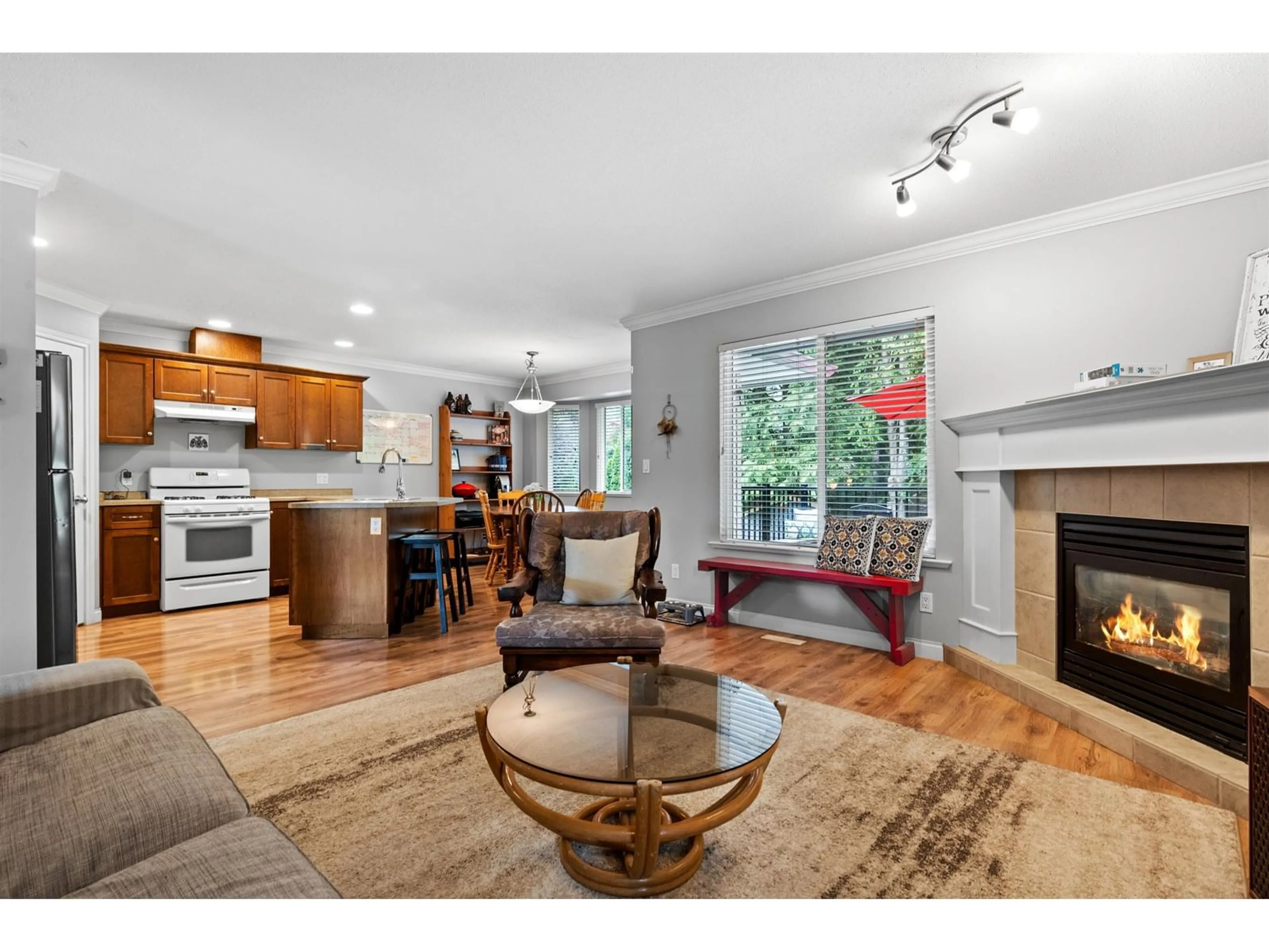 Open concept kitchen, wood/laminate floor for 35322 POPLAR, Abbotsford British Columbia V3G3A6