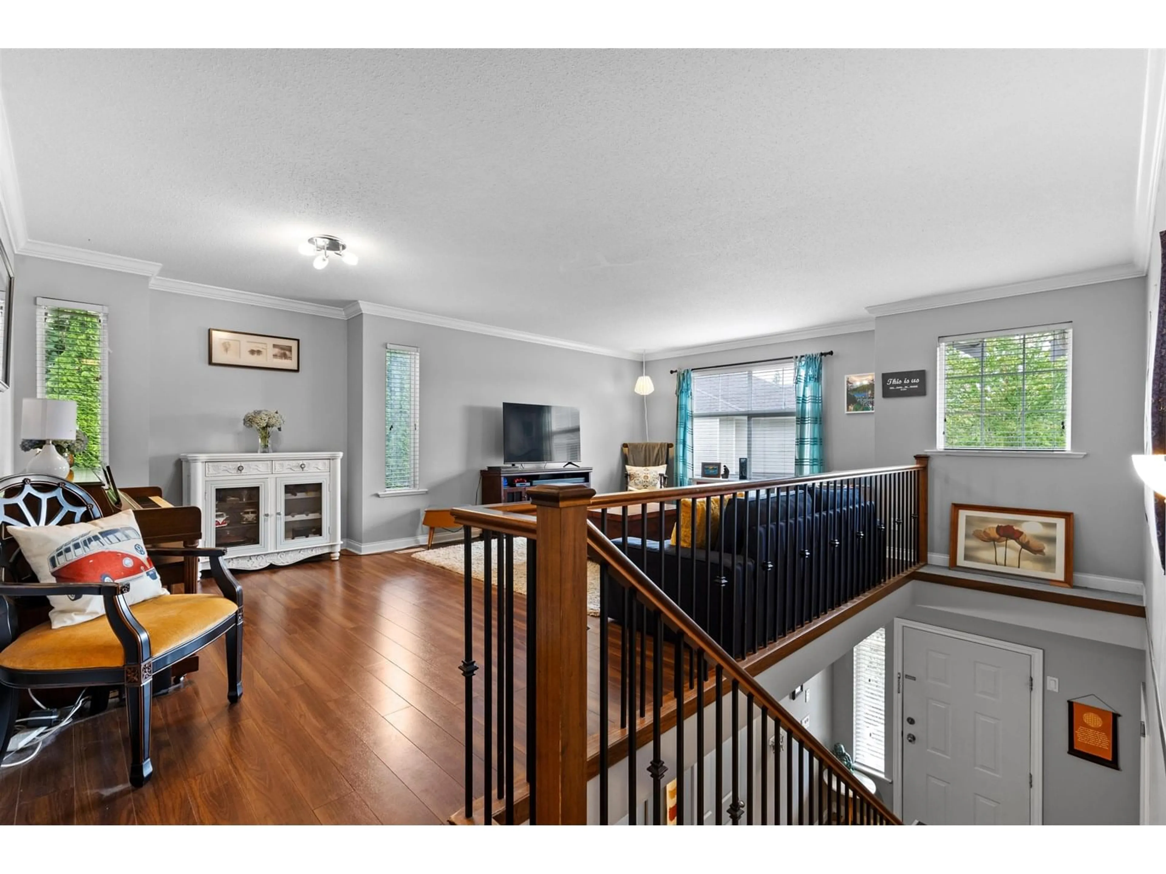 Living room with furniture, wood/laminate floor for 35322 POPLAR, Abbotsford British Columbia V3G3A6