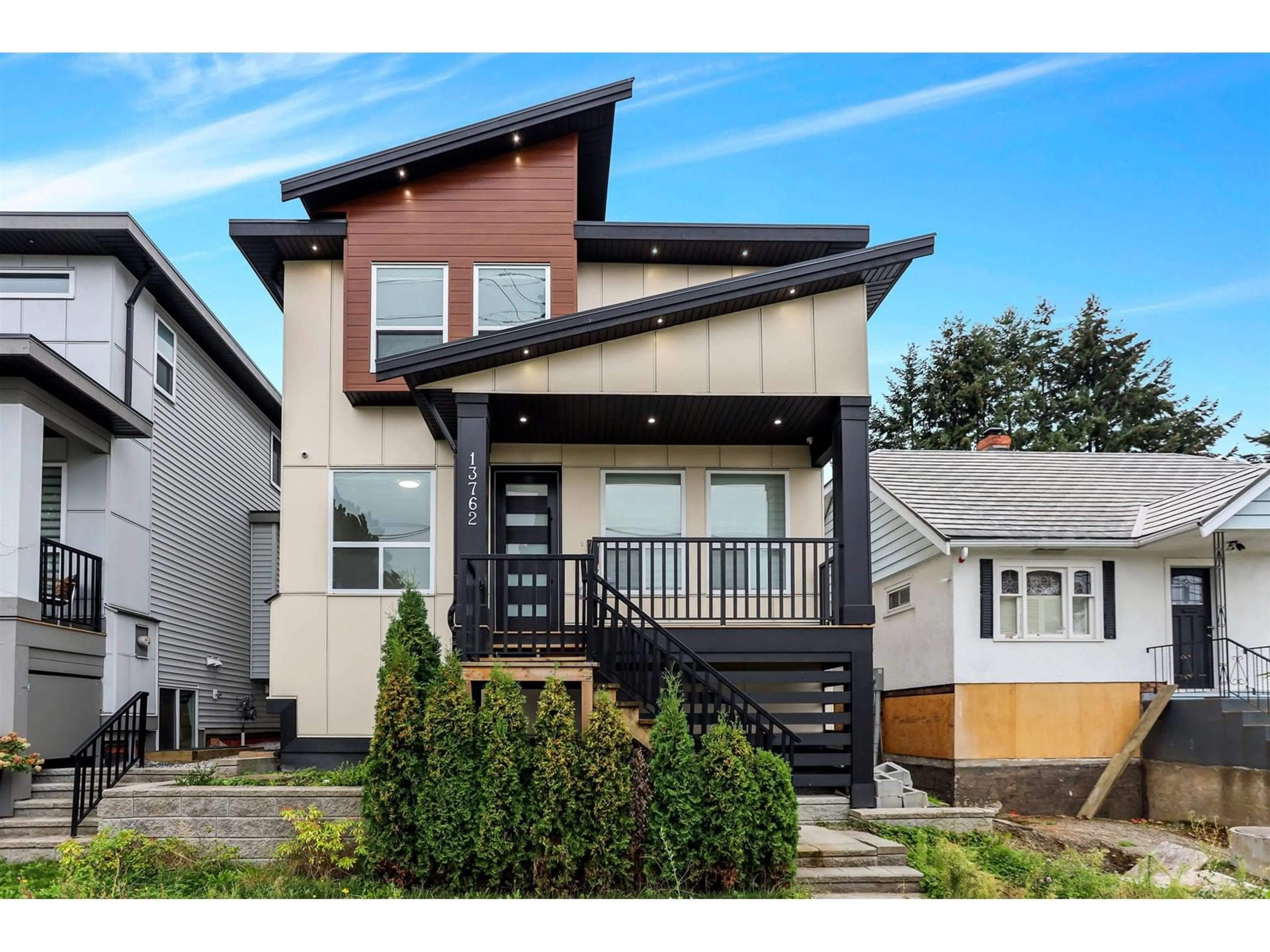 Home with vinyl exterior material, street for 13762 112, Surrey British Columbia V3R2G3