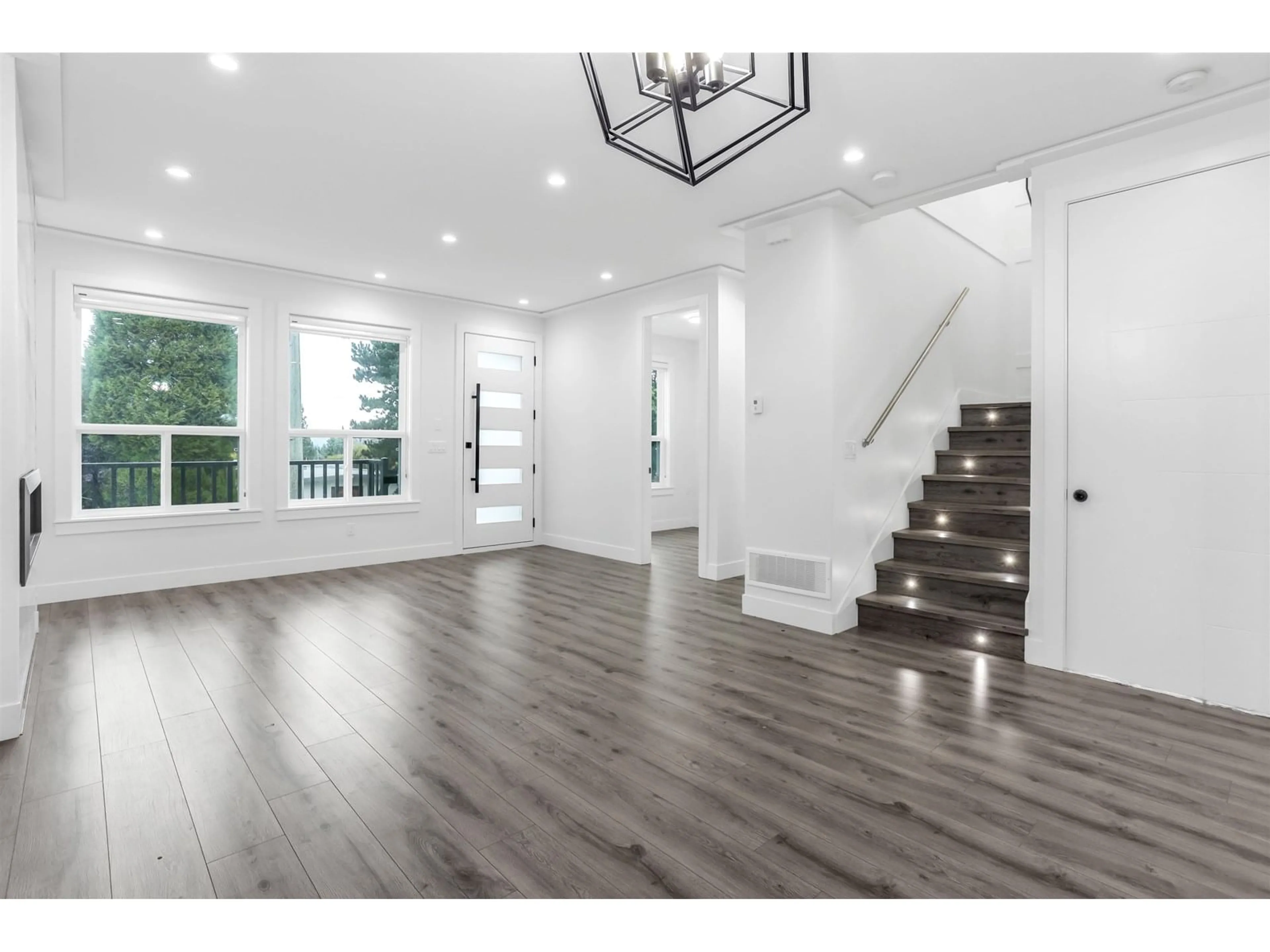 Indoor entryway for 13762 112, Surrey British Columbia V3R2G3