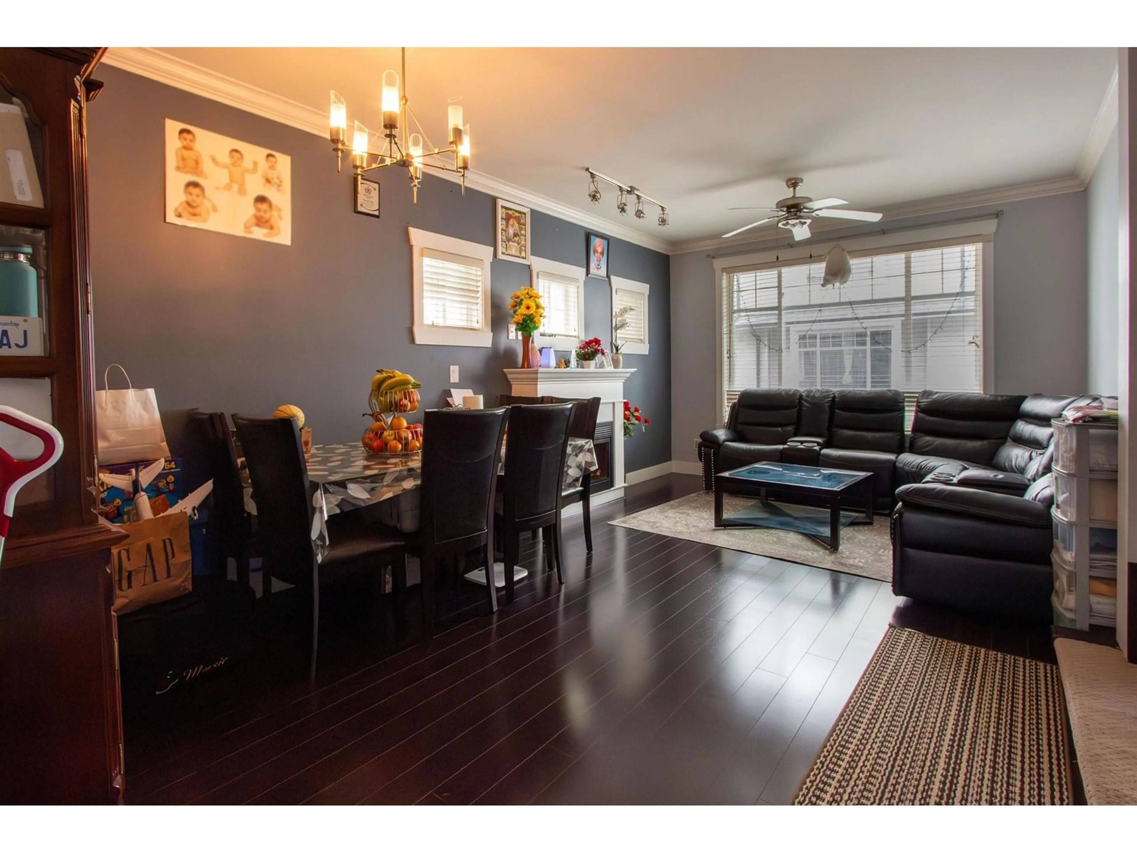 Living room with furniture, wood/laminate floor for 62 - 7156 144, Surrey British Columbia V3W1V5