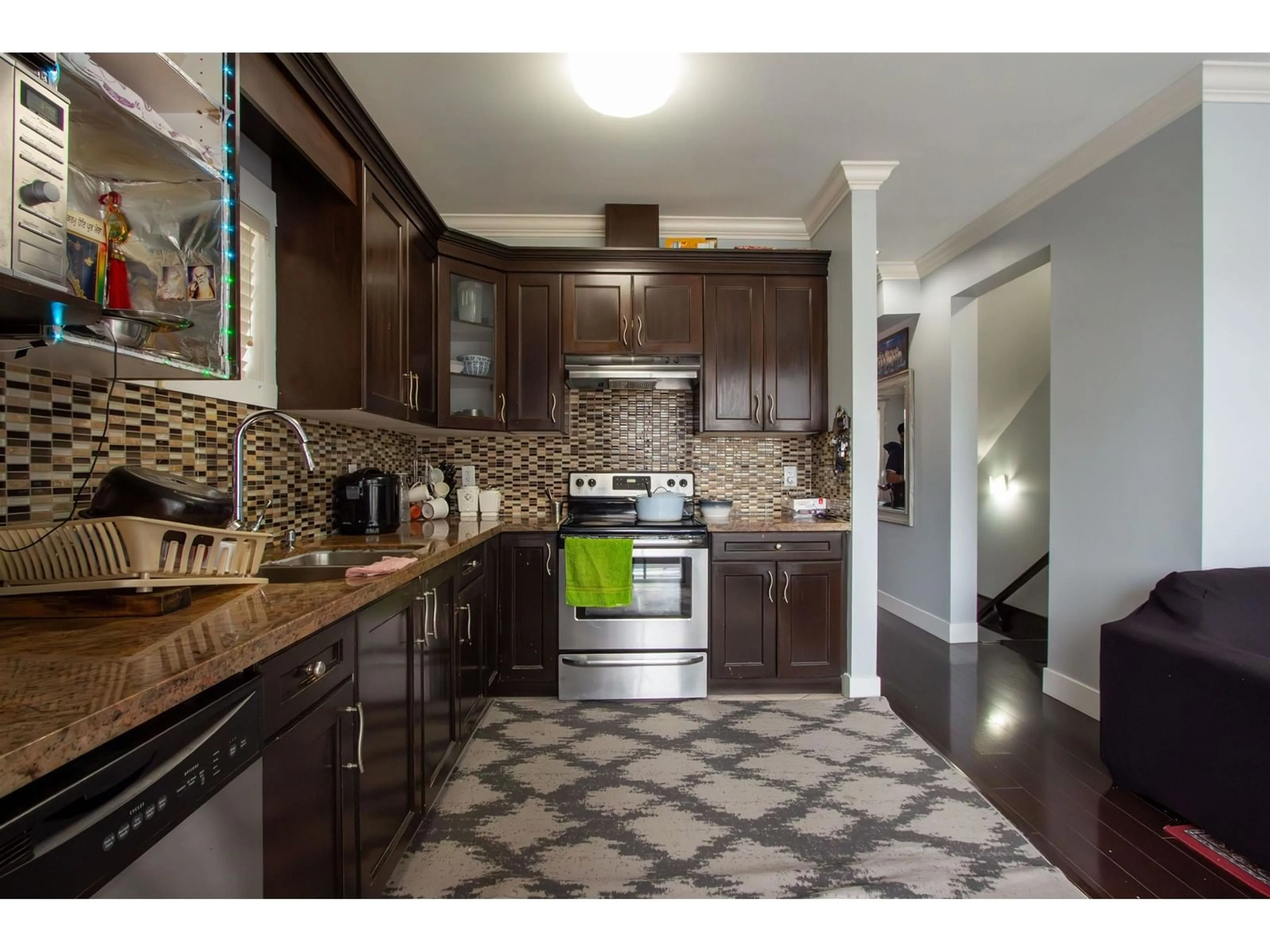 Open concept kitchen, ceramic/tile floor for 62 - 7156 144, Surrey British Columbia V3W1V5