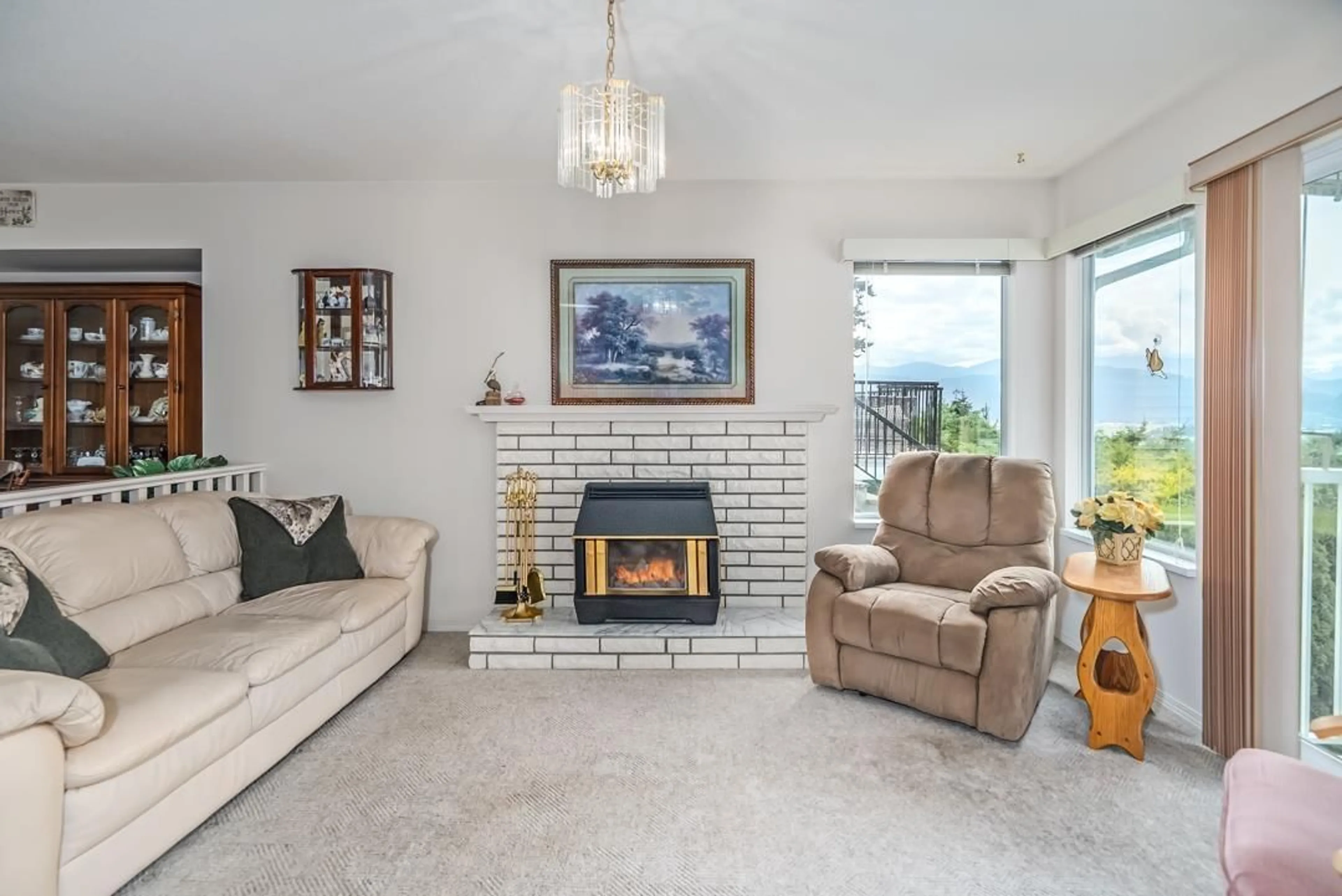 Living room with furniture, unknown for 2320 MOUNTAIN, Abbotsford British Columbia V3G1E6