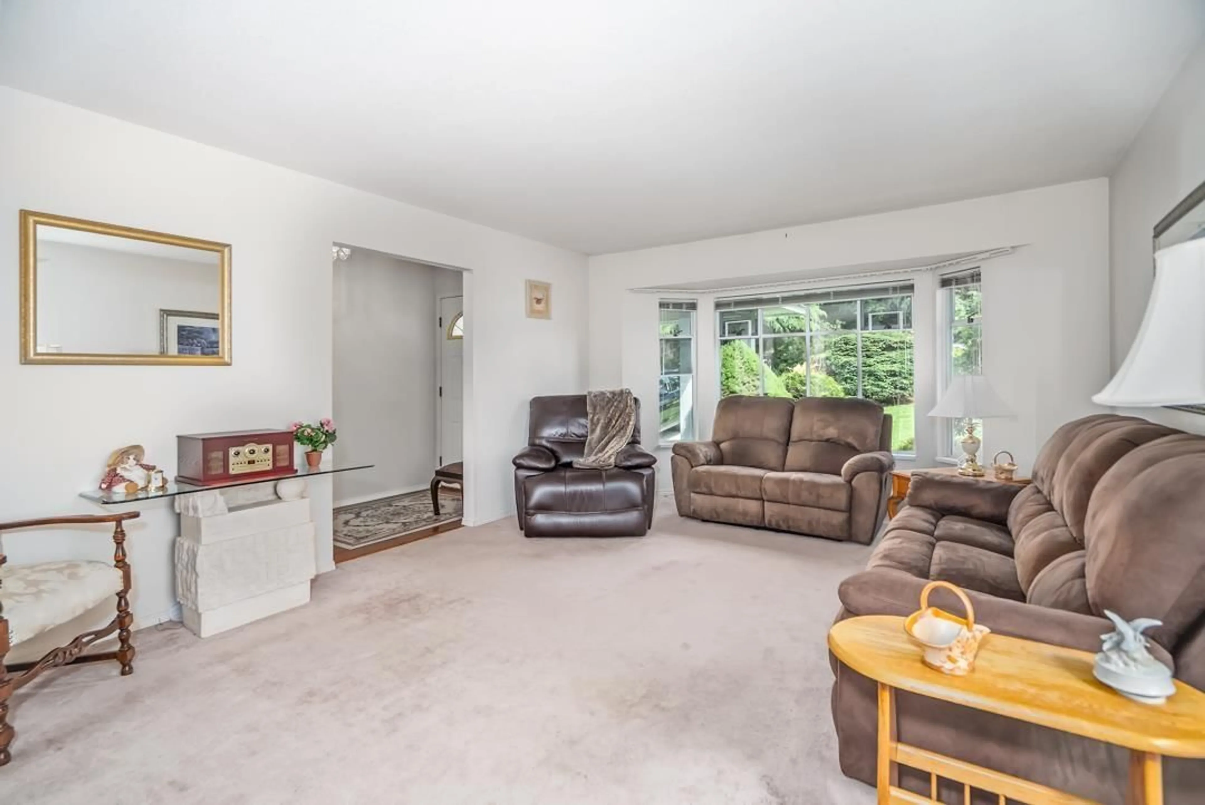 Living room with furniture, unknown for 2320 MOUNTAIN, Abbotsford British Columbia V3G1E6