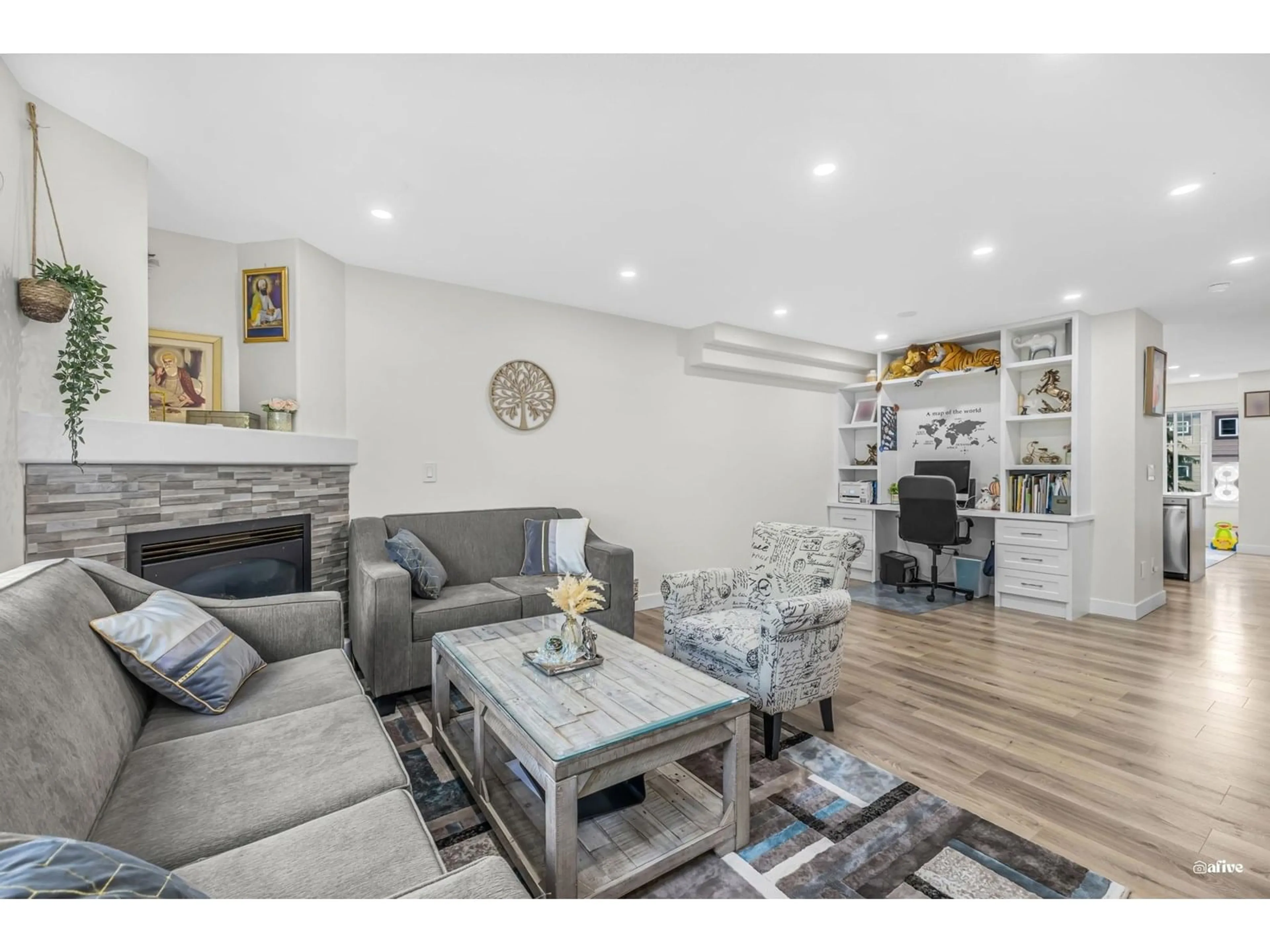 Living room with furniture, wood/laminate floor for 41 - 6533 121, Surrey British Columbia V3W1M5