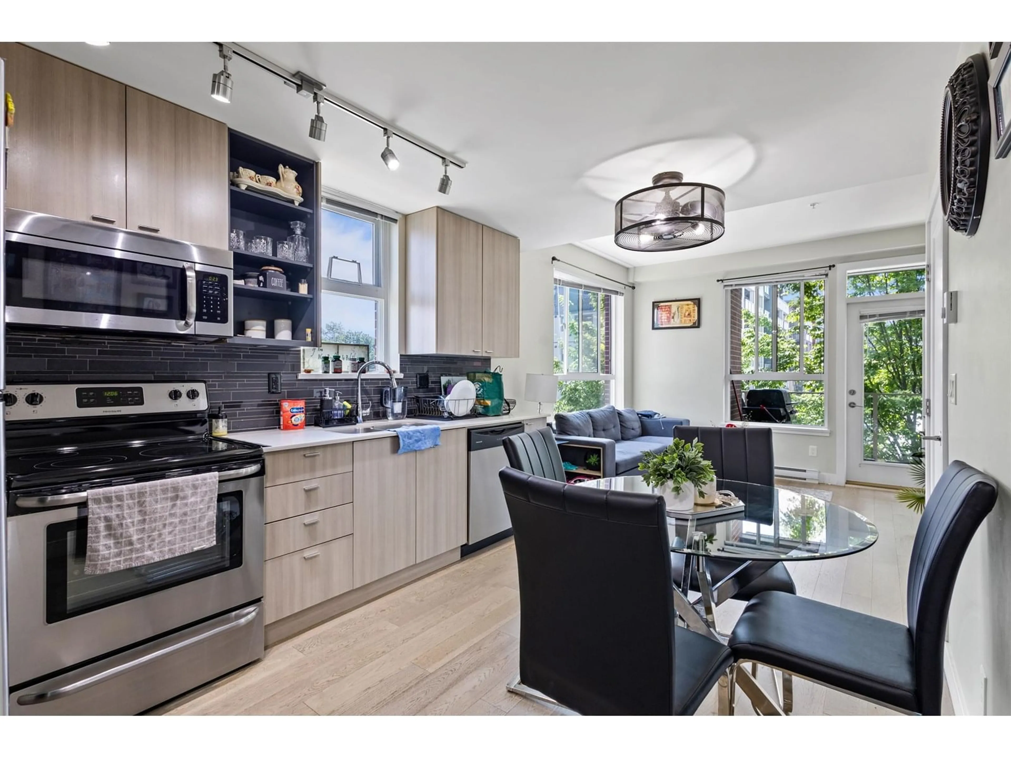 Open concept kitchen, unknown for 211 - 3080 GLADWIN, Abbotsford British Columbia V2T0G3