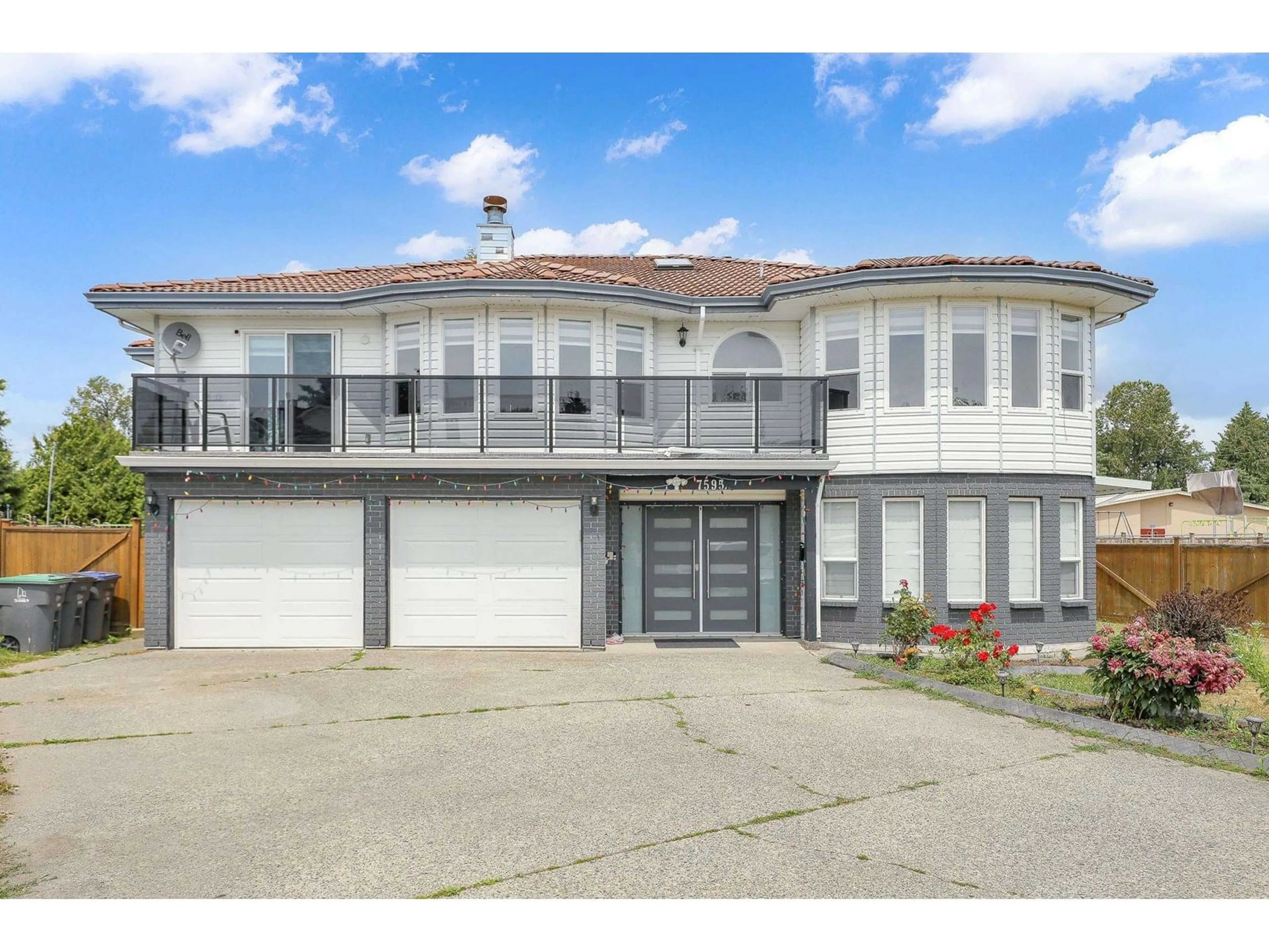 A pic from outside/outdoor area/front of a property/back of a property/a pic from drone, street for 7595 122A, Surrey British Columbia V3W0K7
