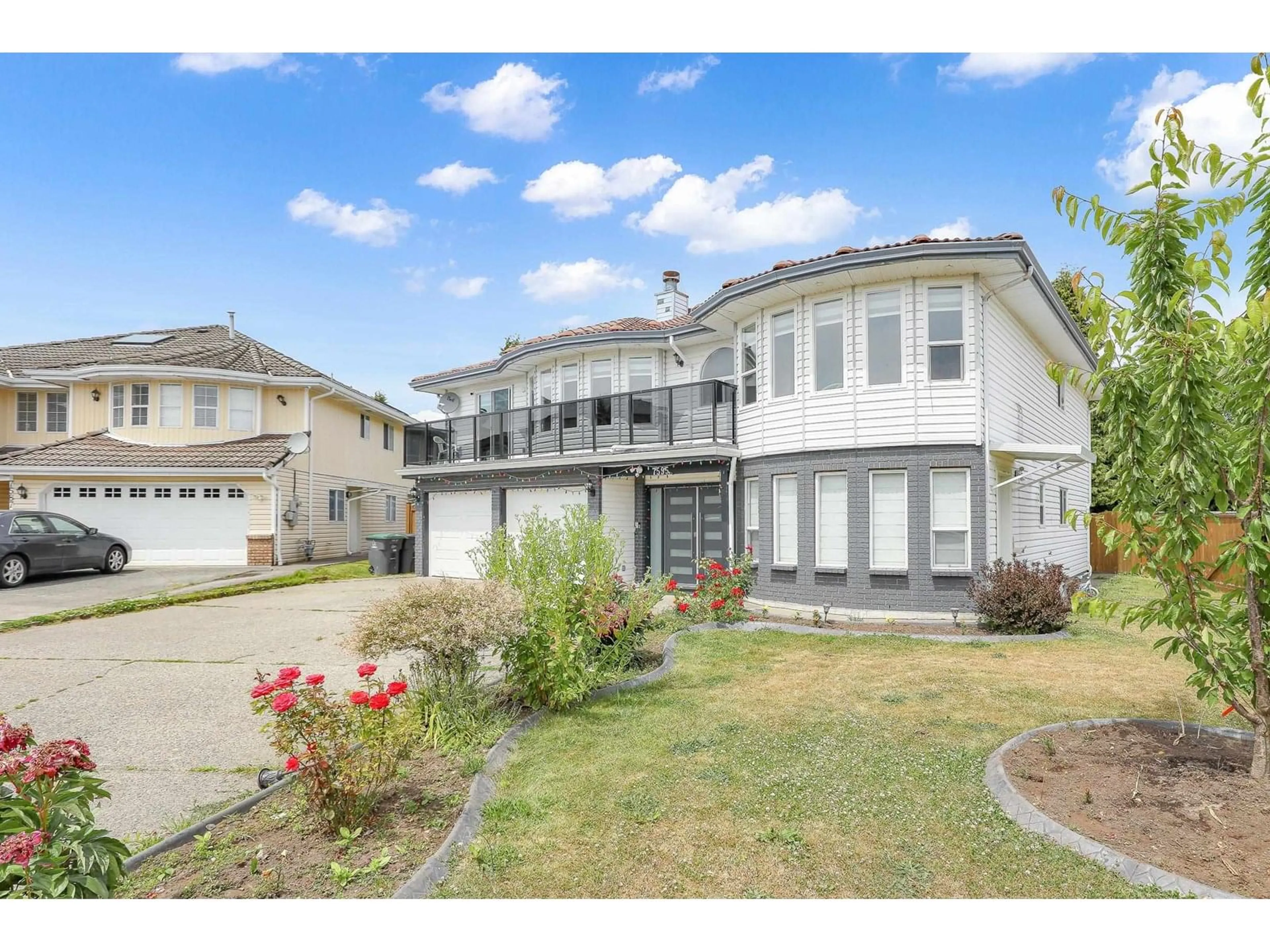 A pic from outside/outdoor area/front of a property/back of a property/a pic from drone, street for 7595 122A, Surrey British Columbia V3W0K7