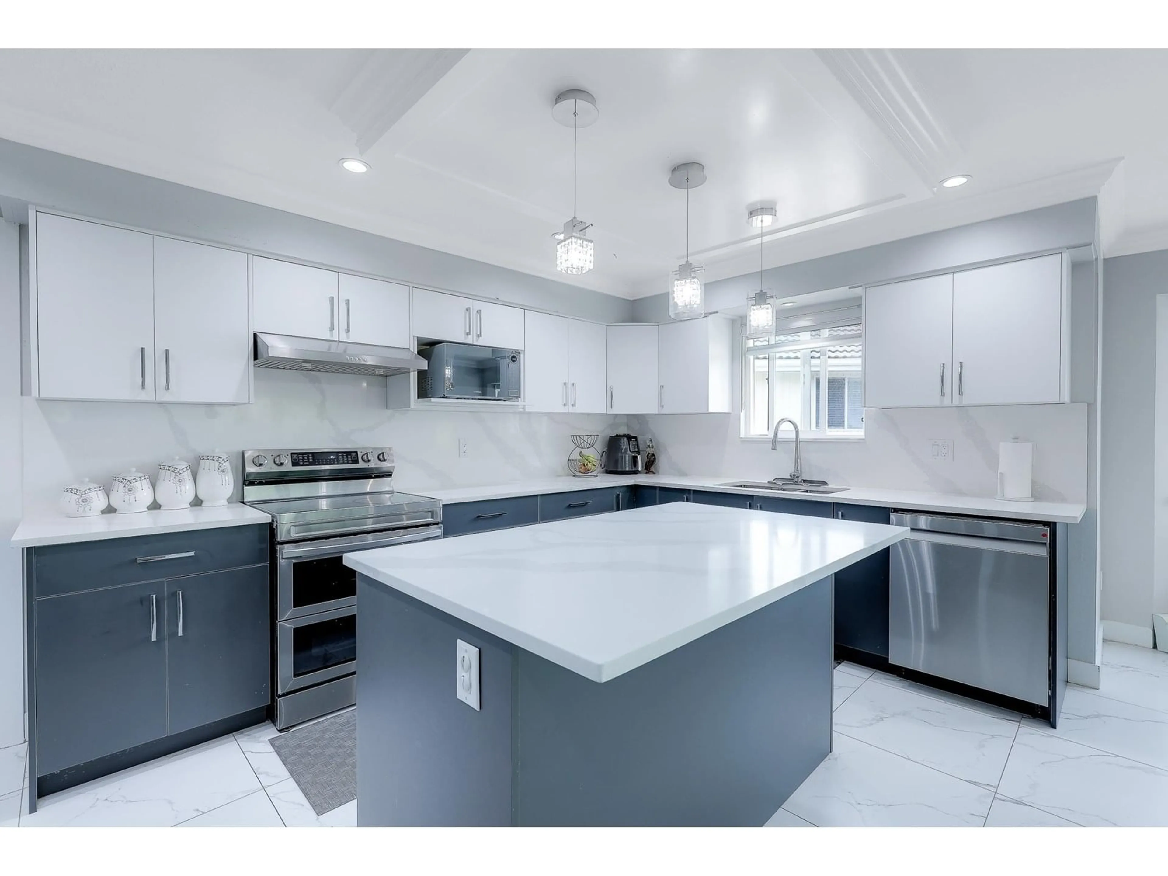 Open concept kitchen, ceramic/tile floor for 7595 122A, Surrey British Columbia V3W0K7