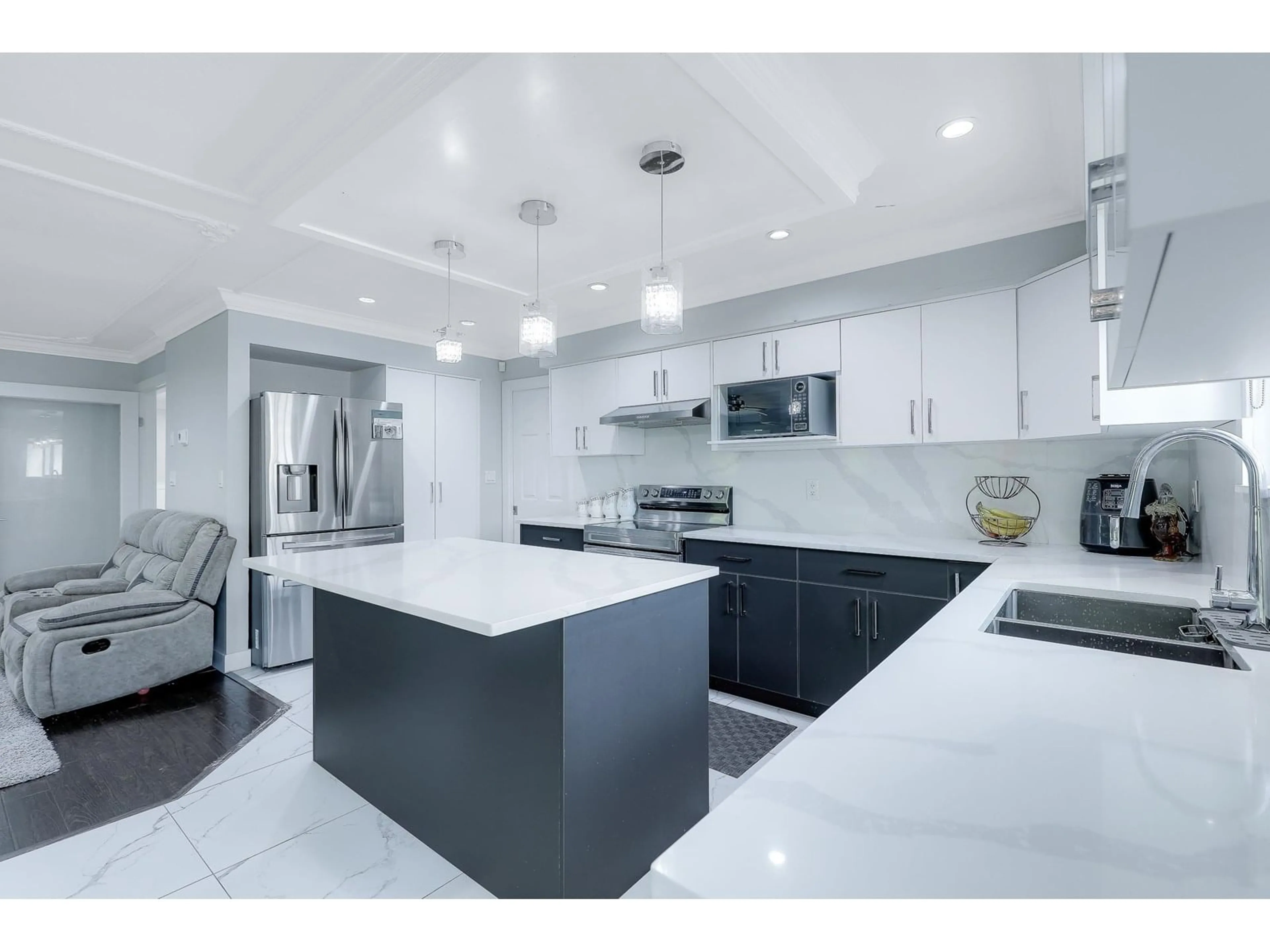 Open concept kitchen, ceramic/tile floor for 7595 122A, Surrey British Columbia V3W0K7