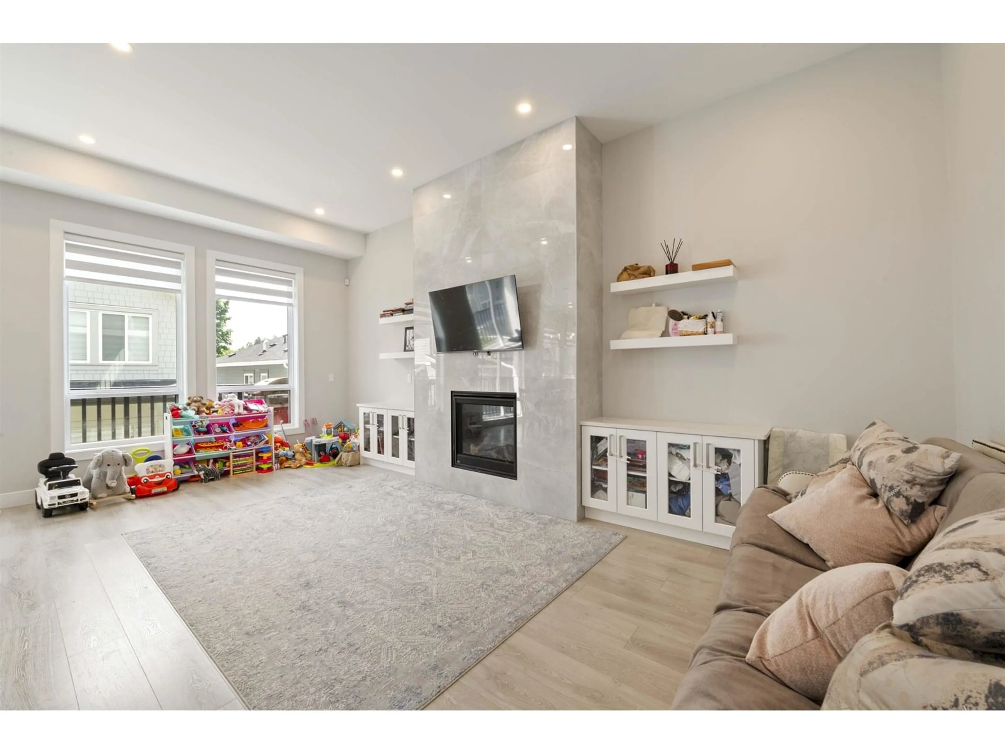 Living room with furniture, unknown for 36 - 4127 OLD CLAYBURN, Abbotsford British Columbia V3G1L5