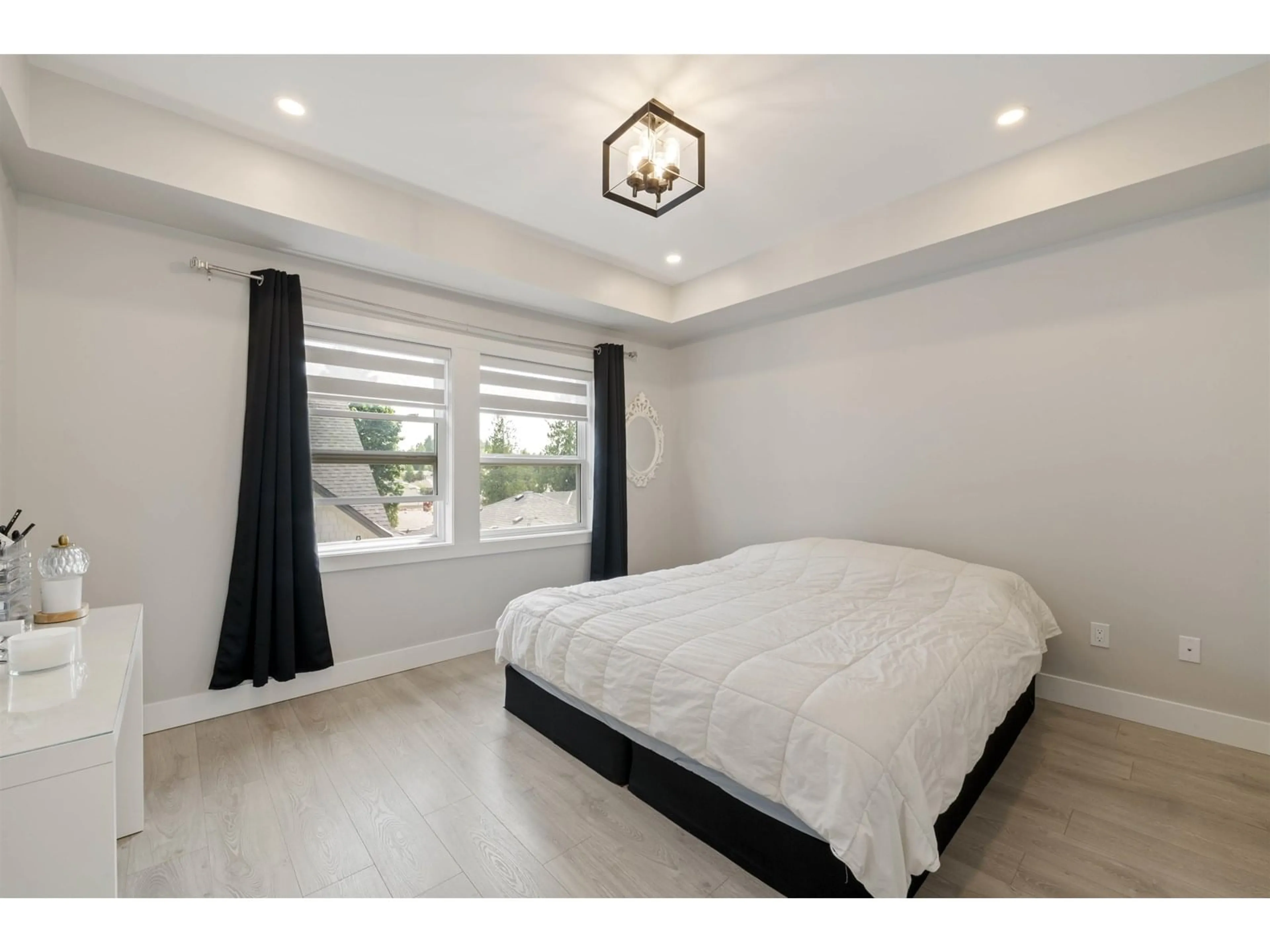 Bedroom with bed, wood/laminate floor for 36 - 4127 OLD CLAYBURN, Abbotsford British Columbia V3G1L5