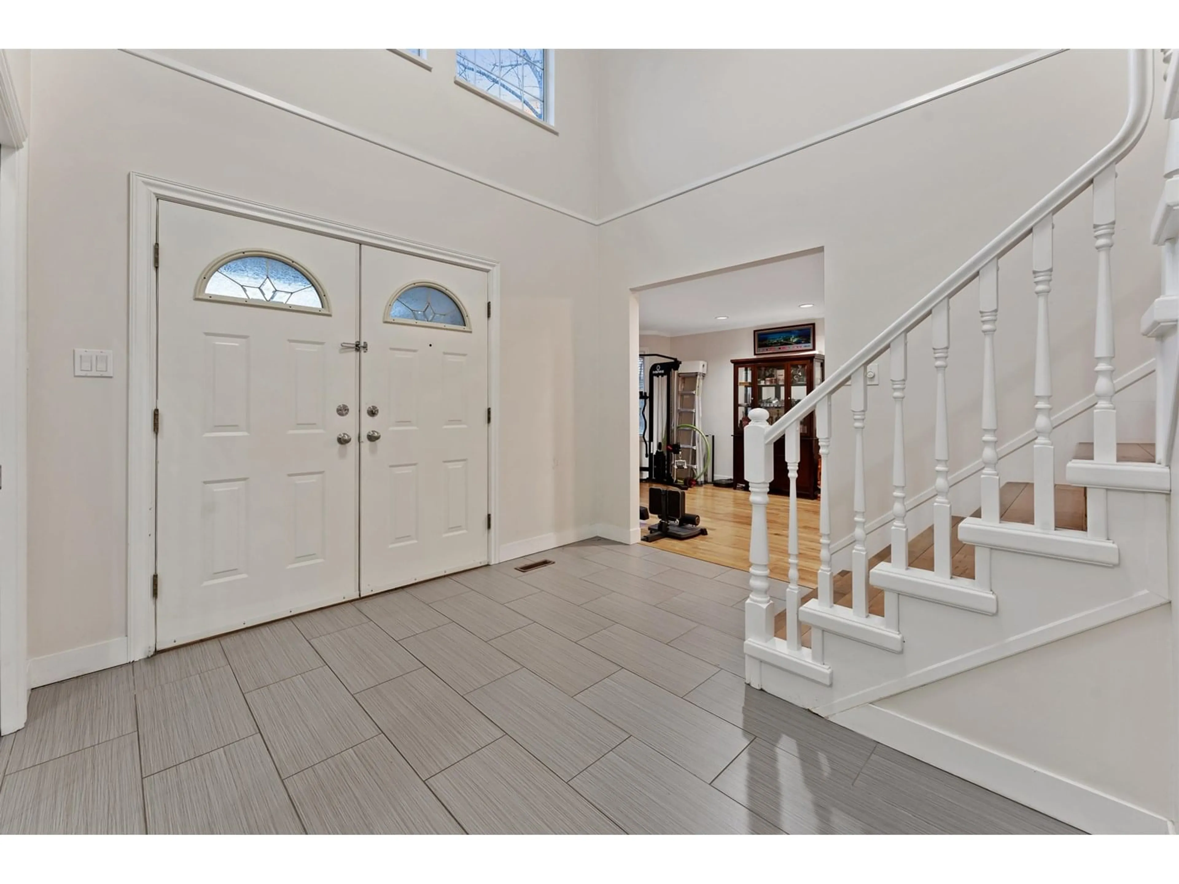 Indoor foyer for 14077 84, Surrey British Columbia V3W0V5