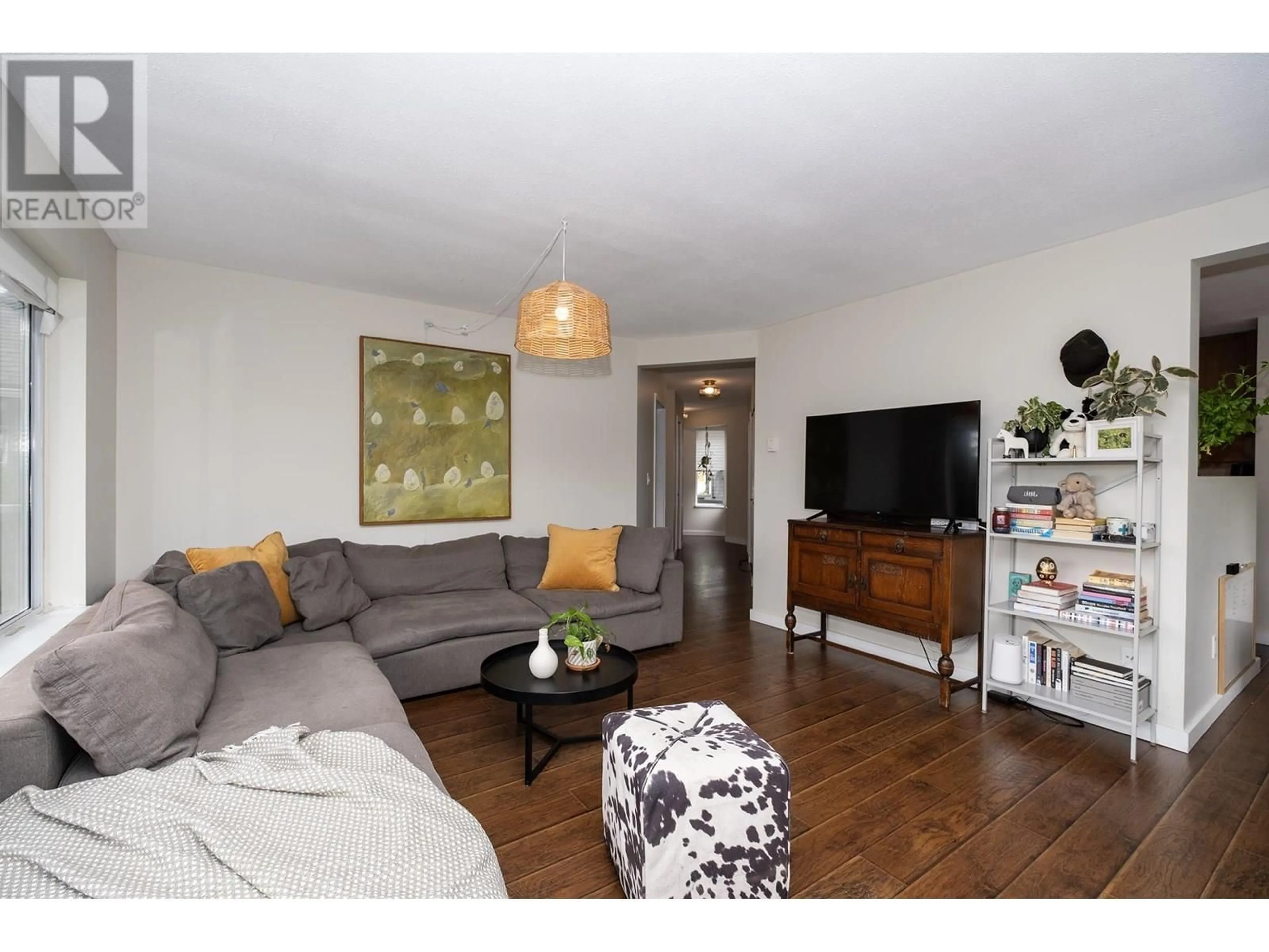 Living room with furniture, wood/laminate floor for 1 - 756 GIBSONS WAY, Gibsons British Columbia V0N1V9