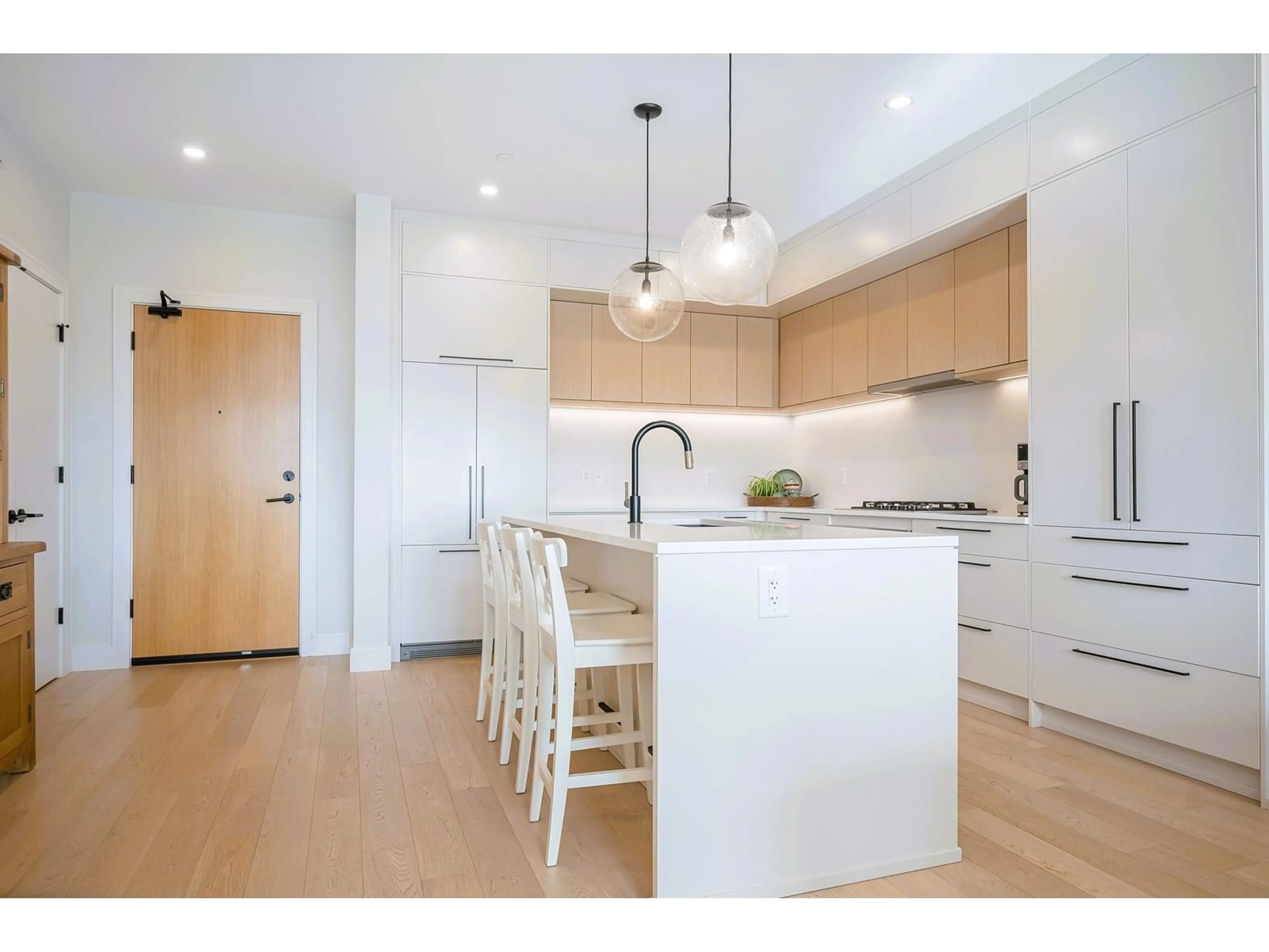 Open concept kitchen, wood/laminate floor for 507 - 20416 PARK, Langley British Columbia V3A0N2