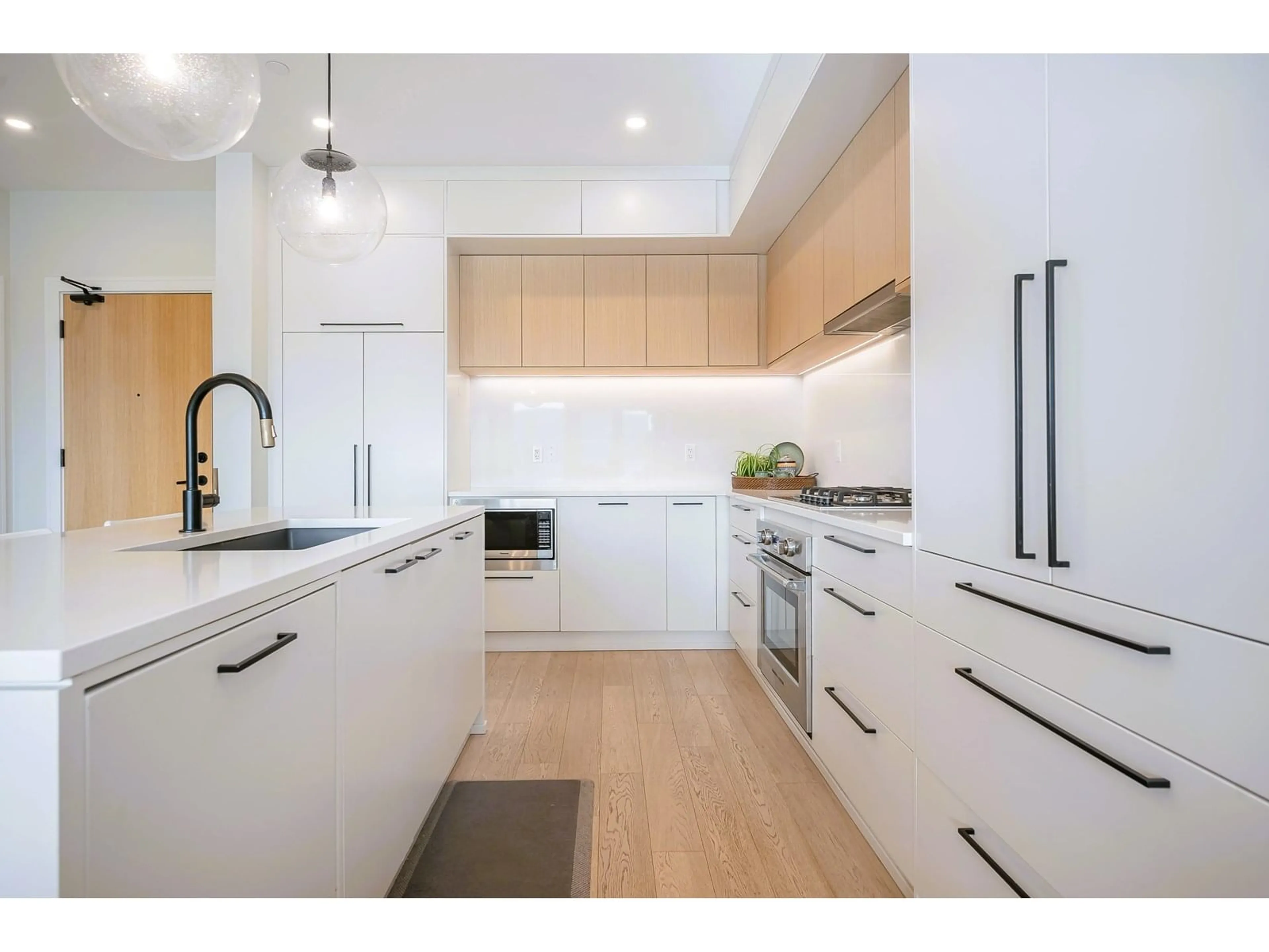 Contemporary kitchen, wood/laminate floor for 507 - 20416 PARK, Langley British Columbia V3A0N2
