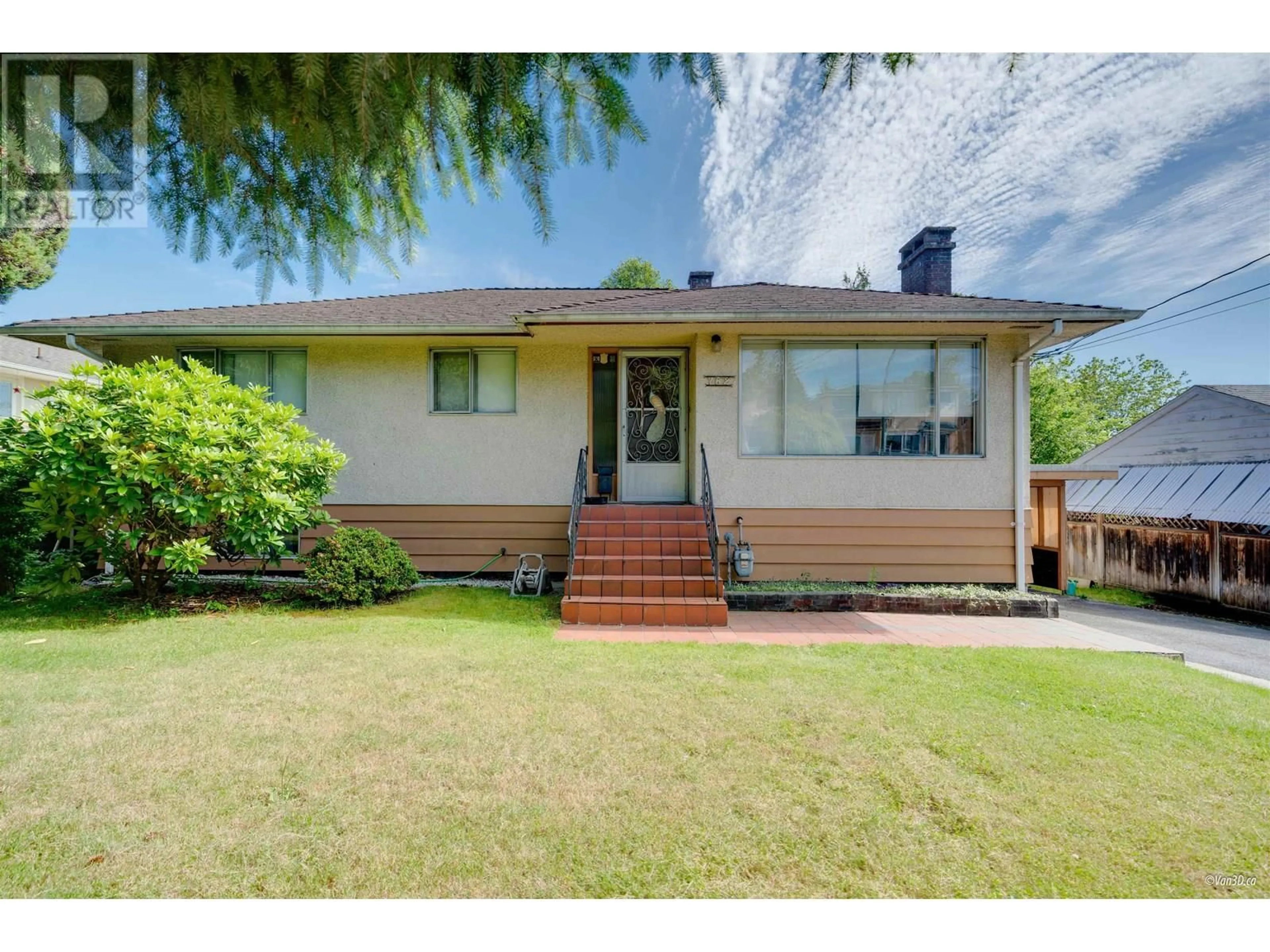 Home with vinyl exterior material, street for 762 EDGAR AVENUE, Coquitlam British Columbia V3K2J5