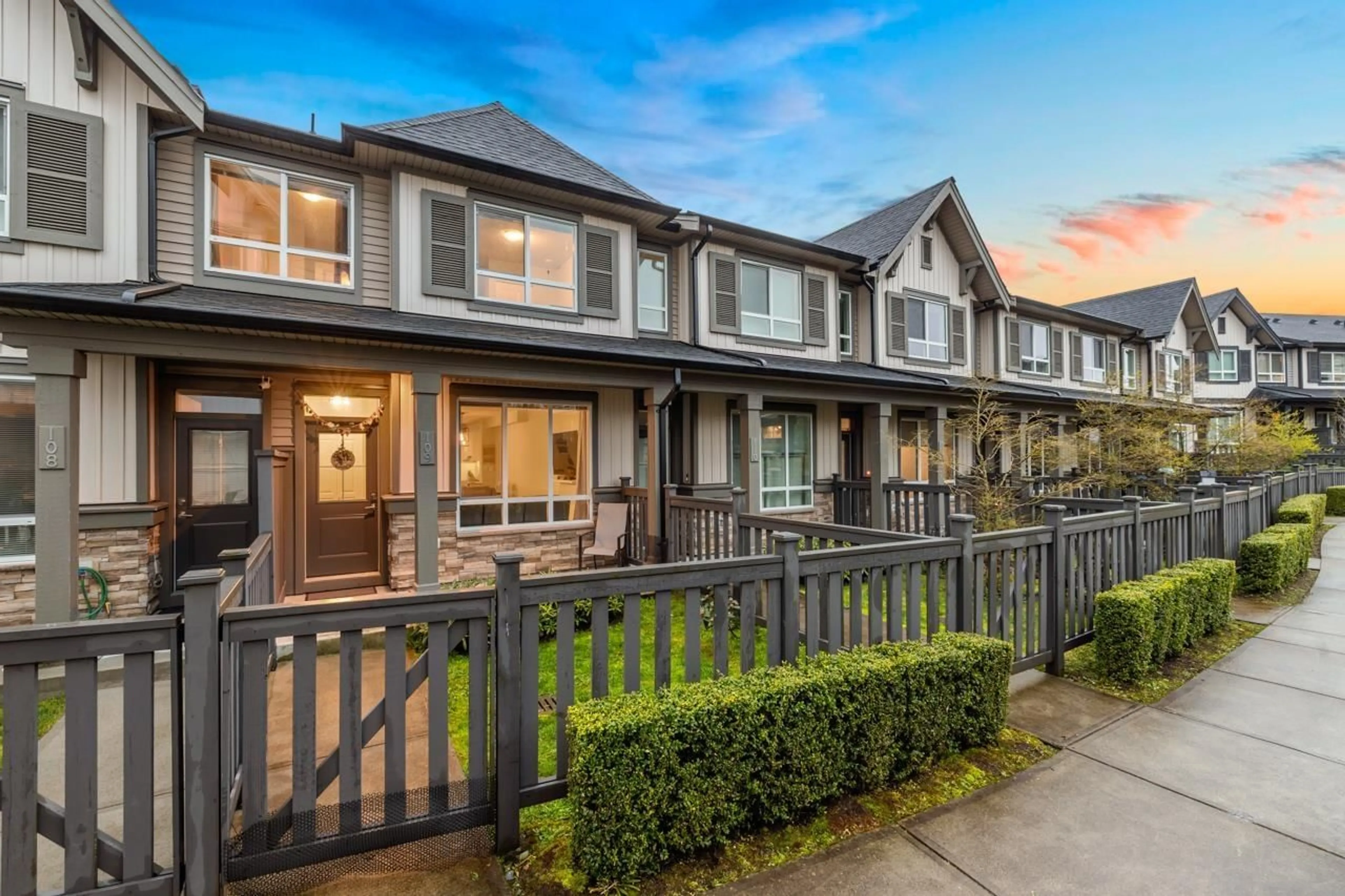 Home with vinyl exterior material, street for 109 - 30930 WESTRIDGE, Abbotsford British Columbia V2T0H6