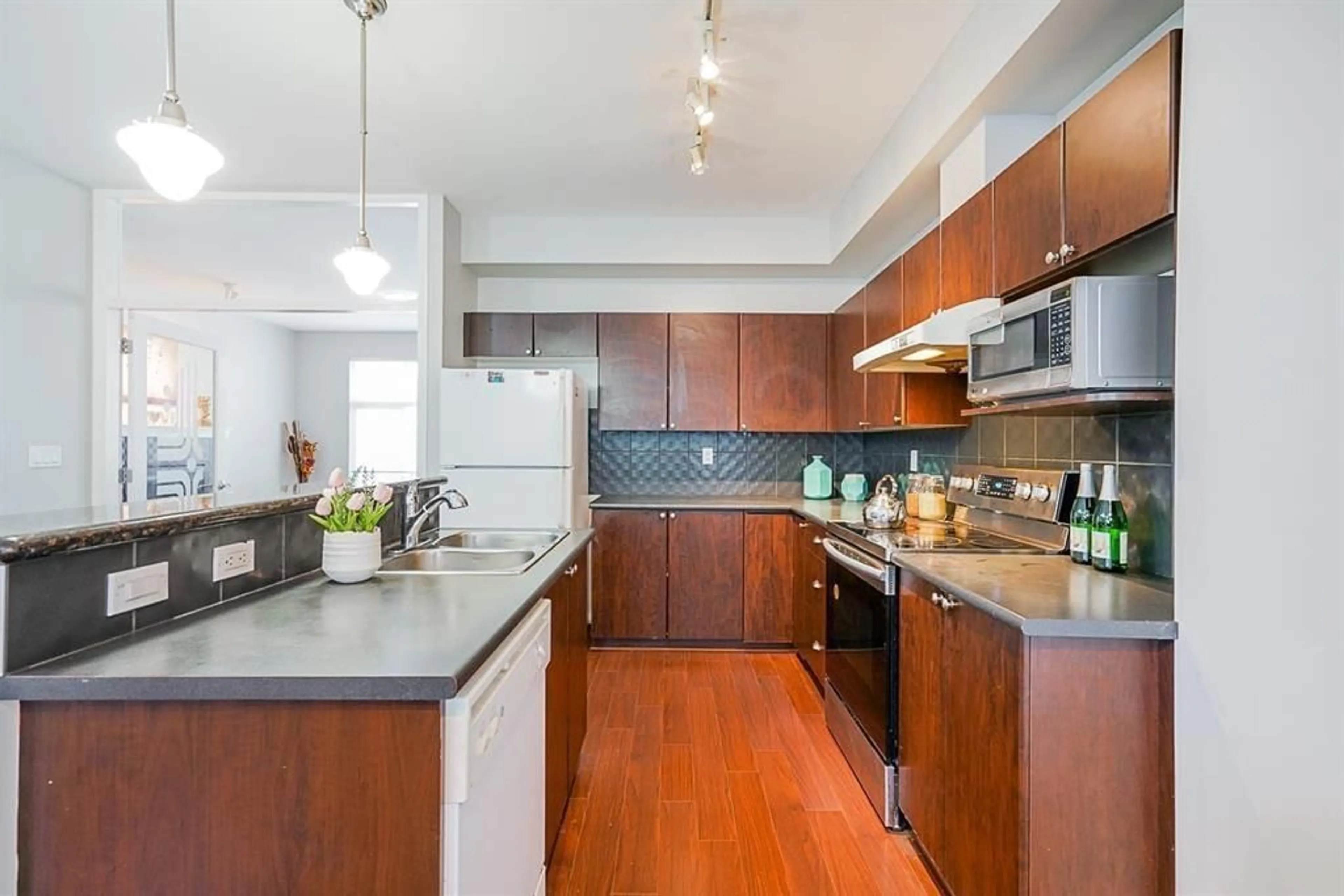 Open concept kitchen, unknown for 36 - 7518 138, Surrey British Columbia V3W1S1