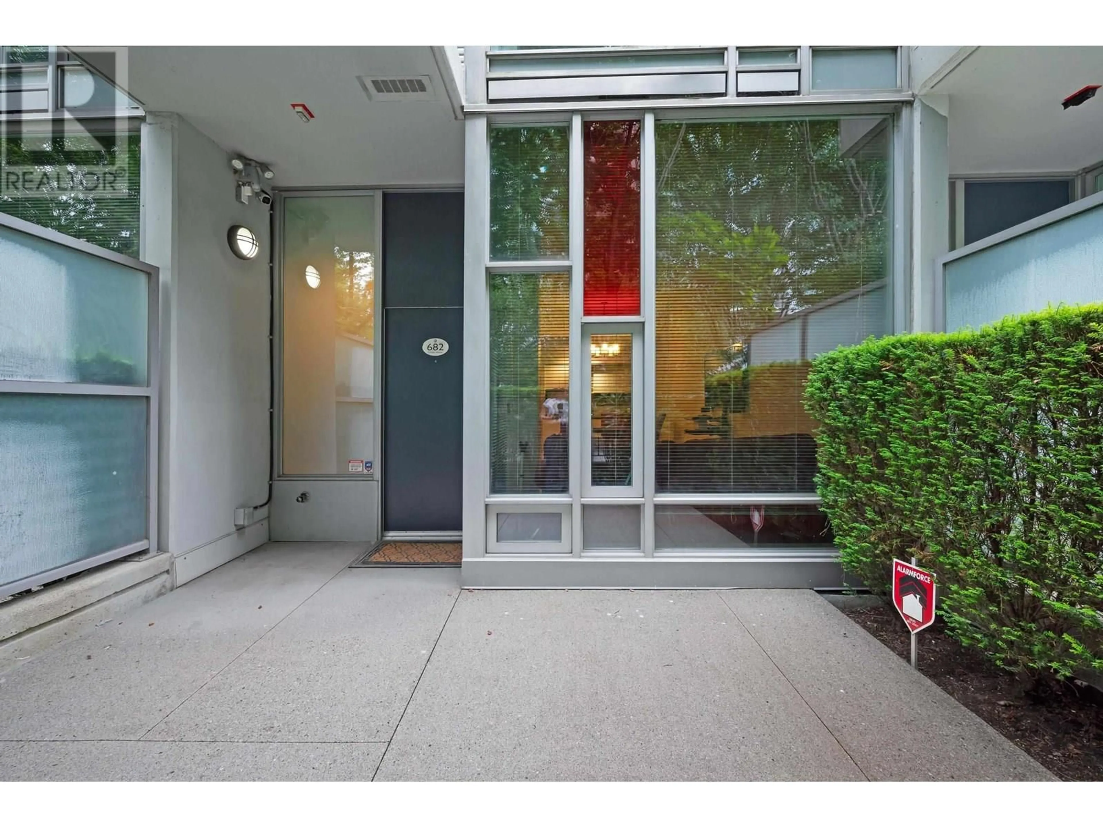 Indoor entryway for 682 CITADEL PARADE, Vancouver British Columbia V6B1X2