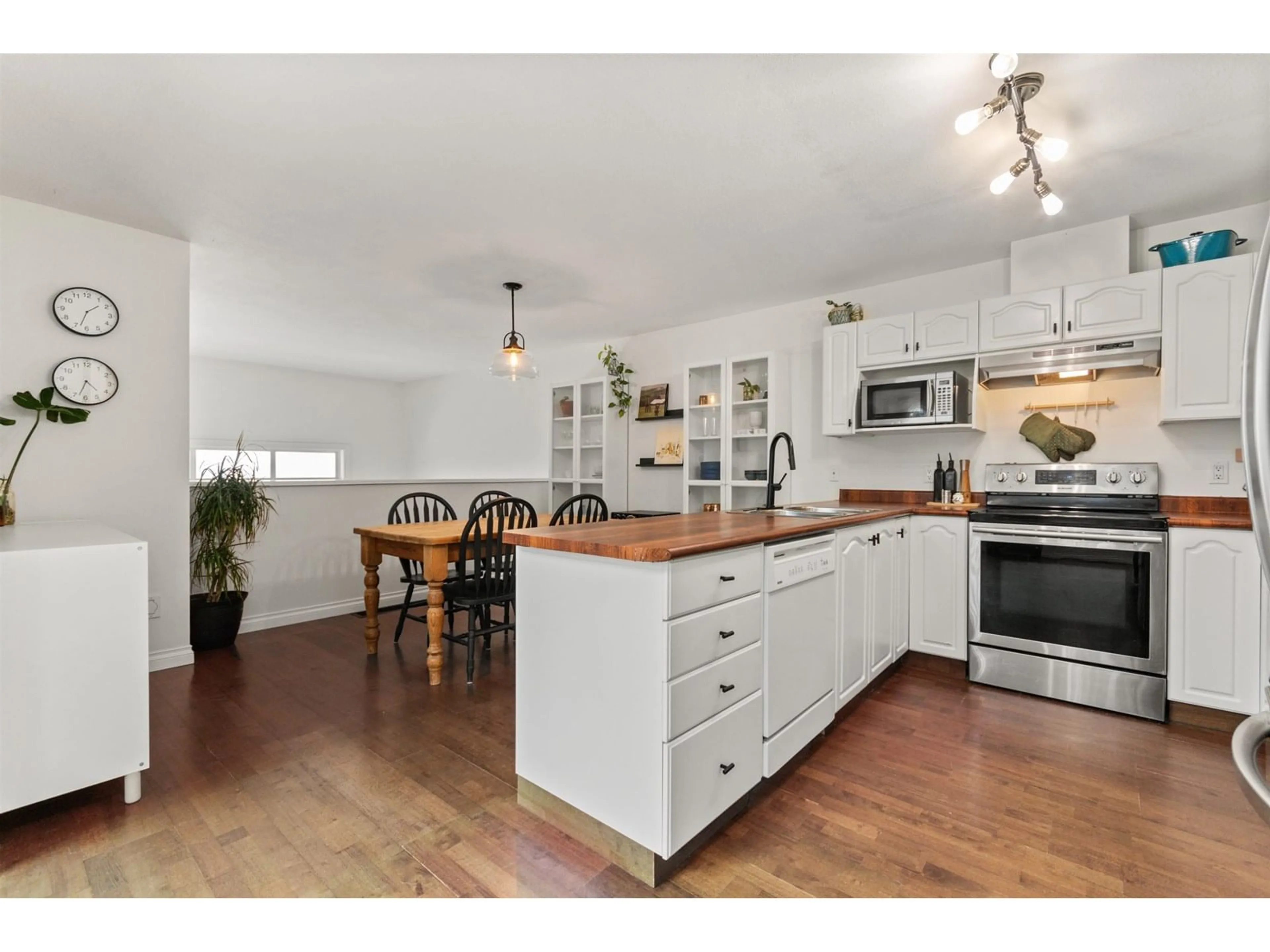 Open concept kitchen, wood/laminate floor for 1504 - 5260 GOLDSPRING PLACE, Chilliwack British Columbia V2R5S5