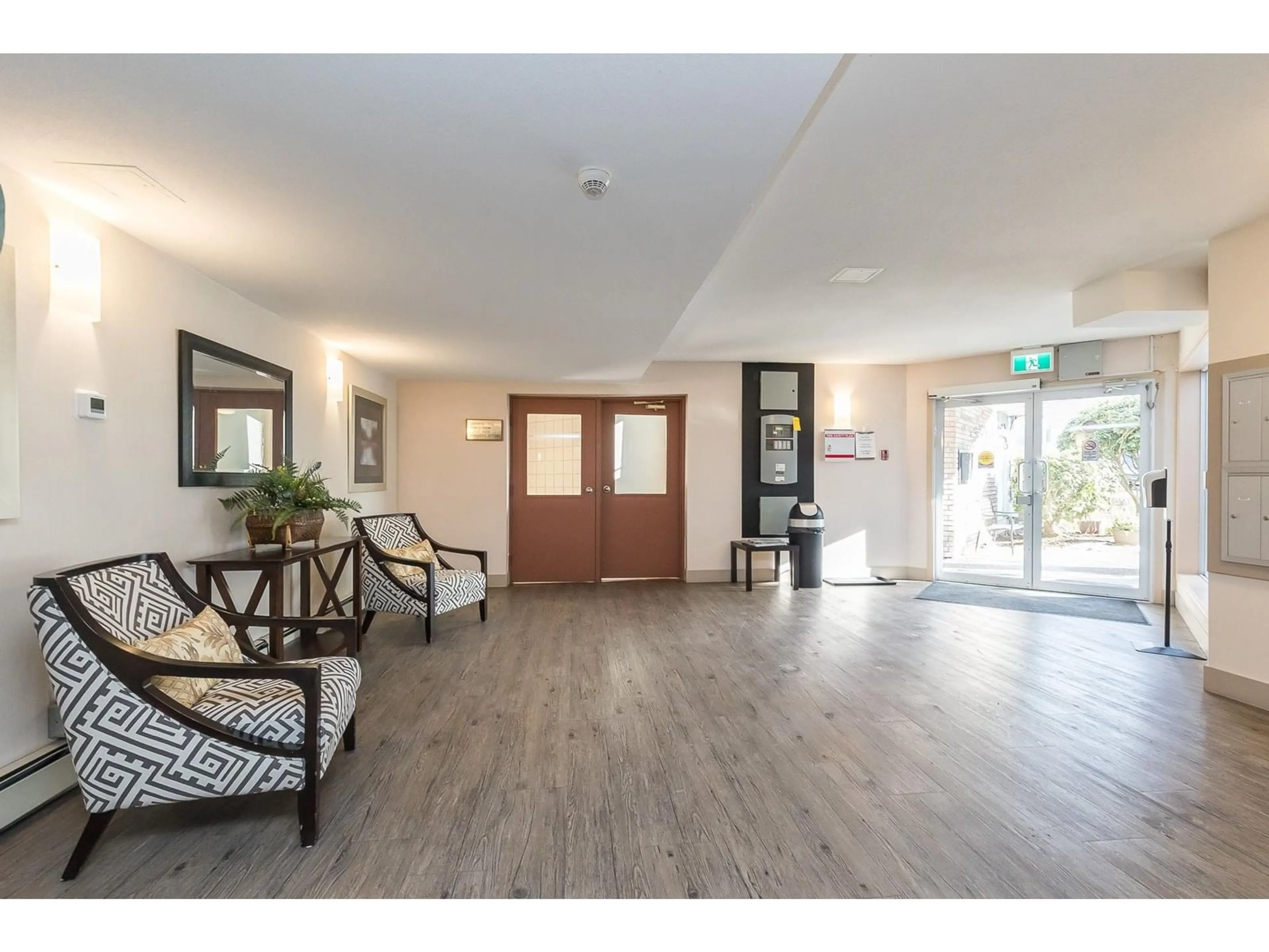 Indoor foyer for 105 - 32823 LANDEAU, Abbotsford British Columbia V2S6S6