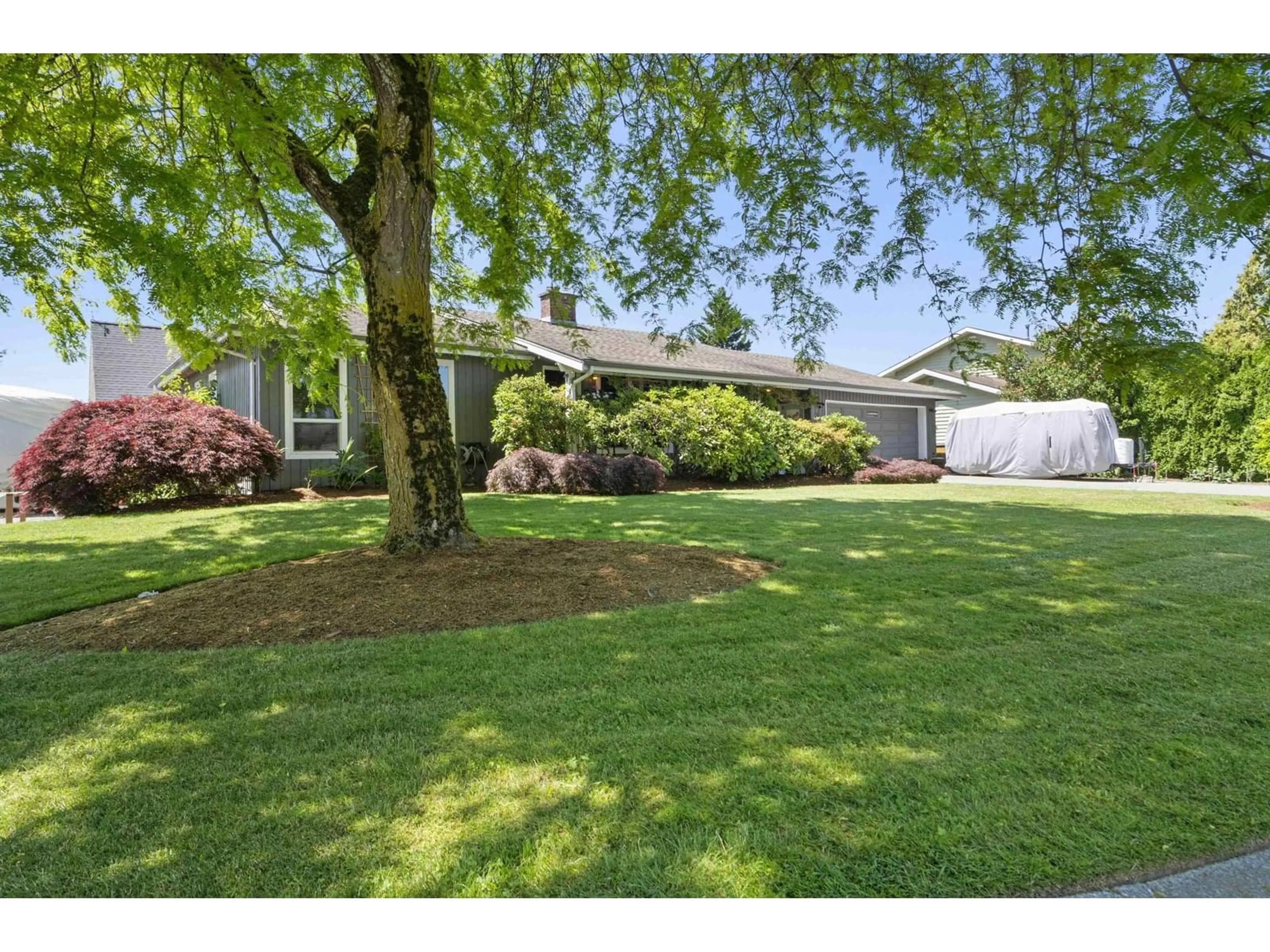 A pic from outside/outdoor area/front of a property/back of a property/a pic from drone, street for 32721 BELLVUE, Abbotsford British Columbia V2S5K3