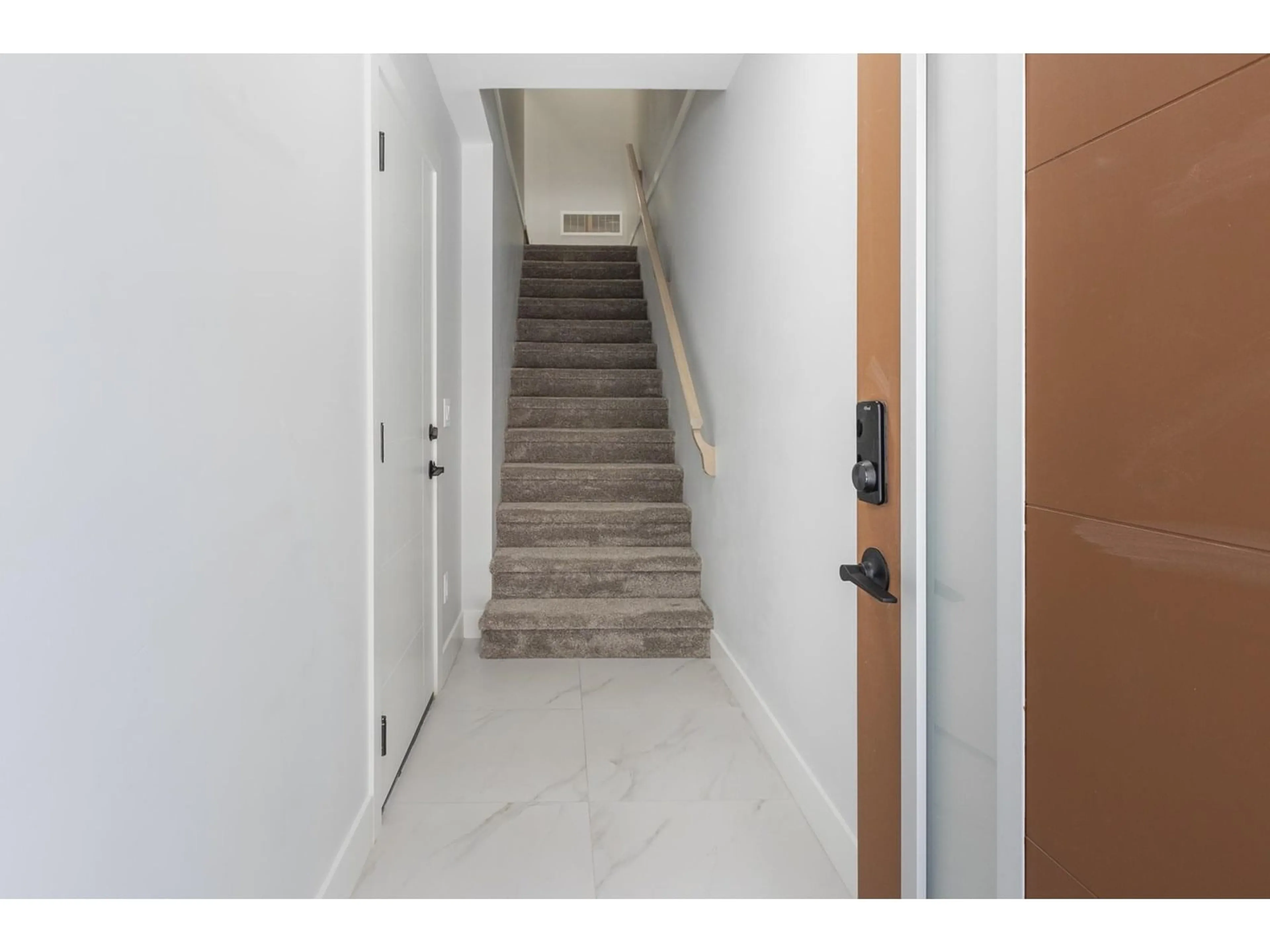 Indoor entryway for 9 - 34703 OLD YALE, Abbotsford British Columbia V2S0M8