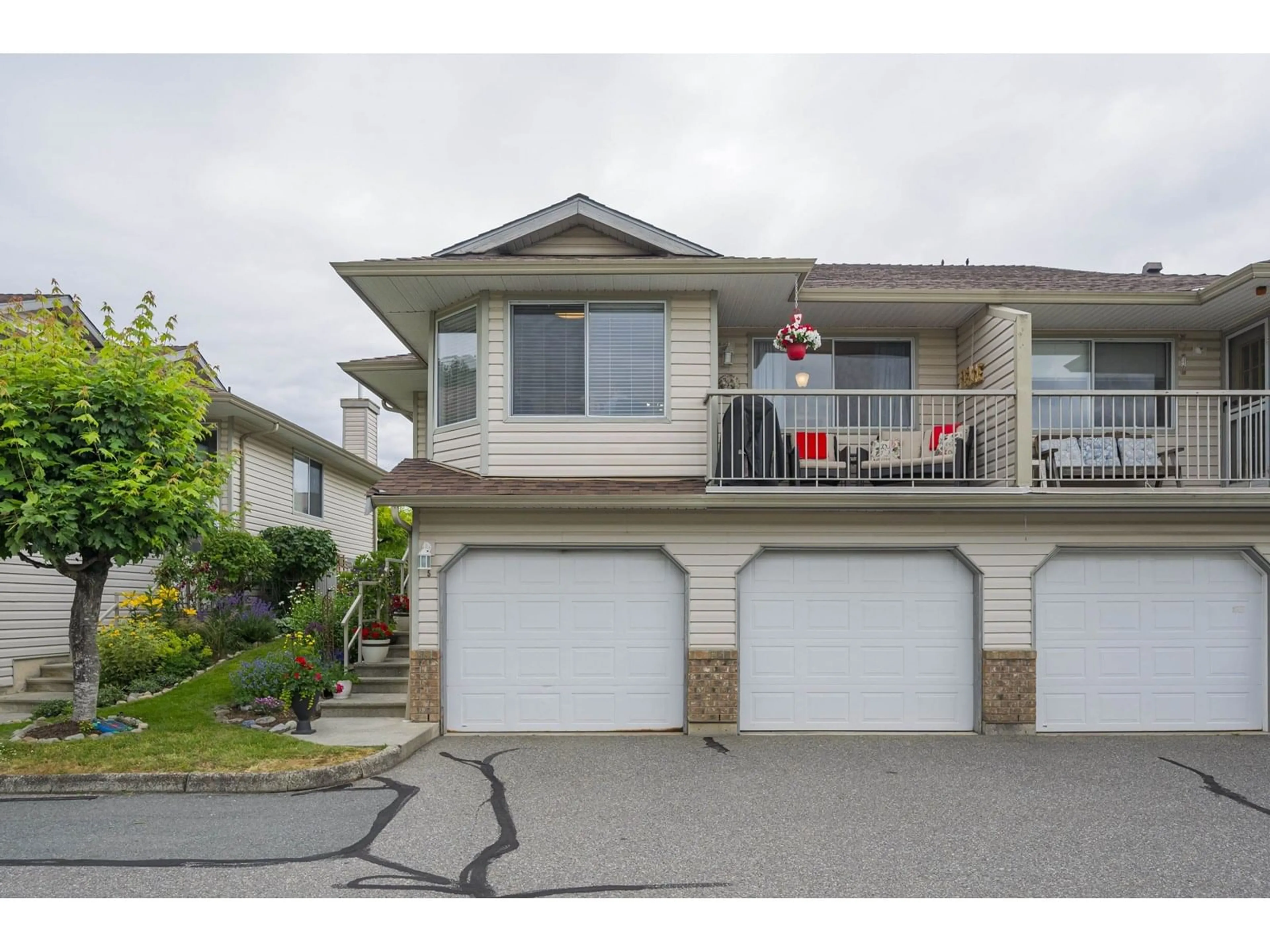 A pic from outside/outdoor area/front of a property/back of a property/a pic from drone, street for 5 - 2023 WINFIELD, Abbotsford British Columbia V3G1K5