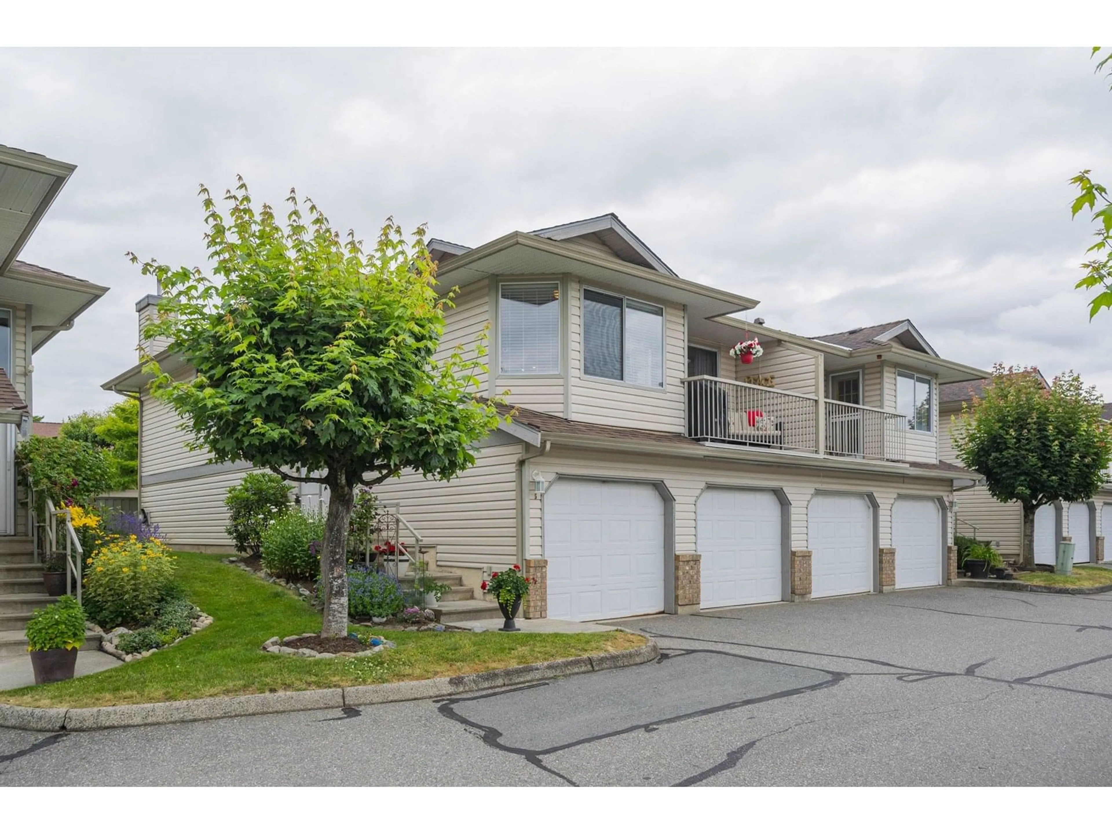 A pic from outside/outdoor area/front of a property/back of a property/a pic from drone, street for 5 - 2023 WINFIELD, Abbotsford British Columbia V3G1K5