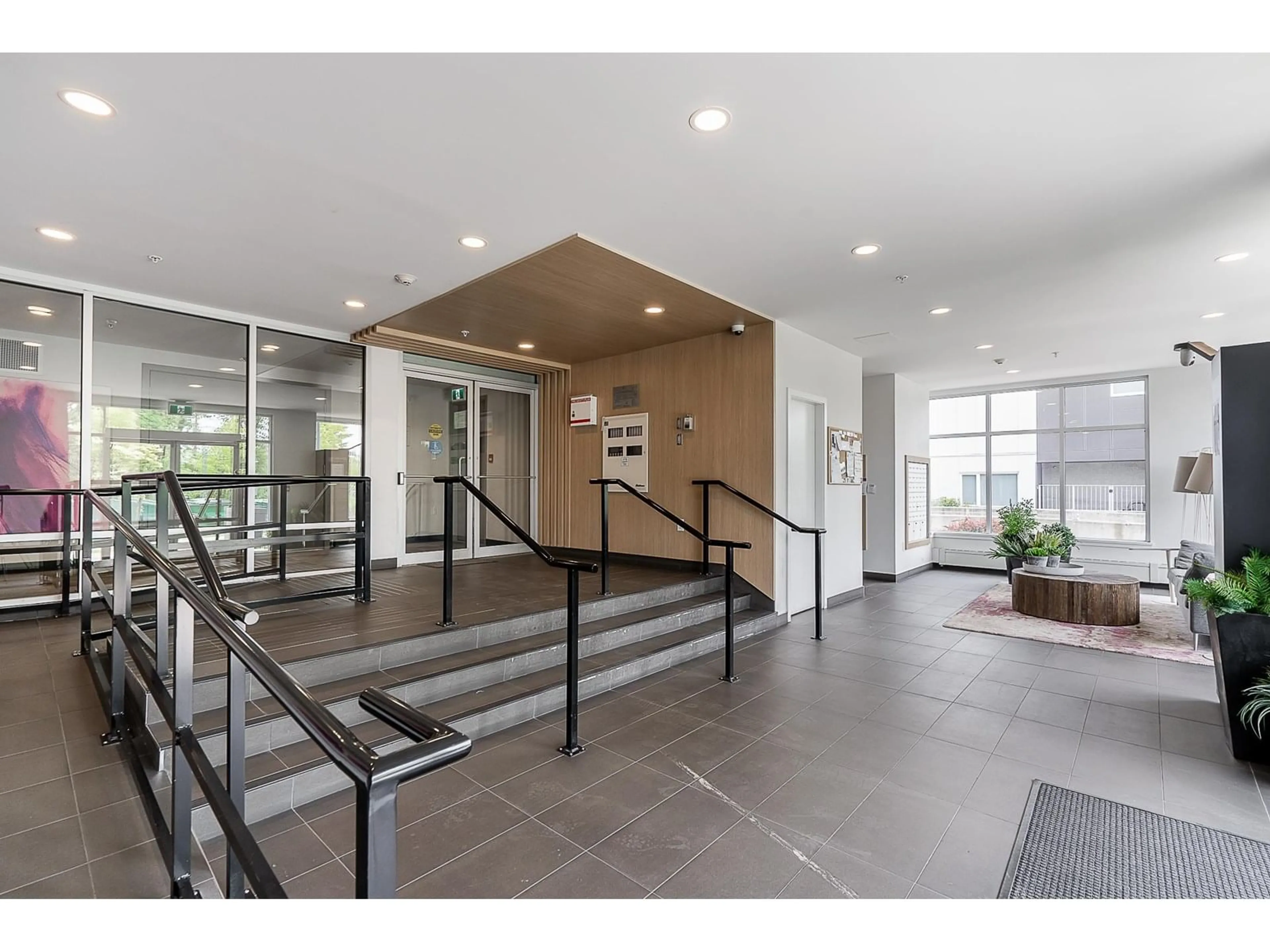 Indoor foyer for 508 - 13963 105, Surrey British Columbia V3T0M9