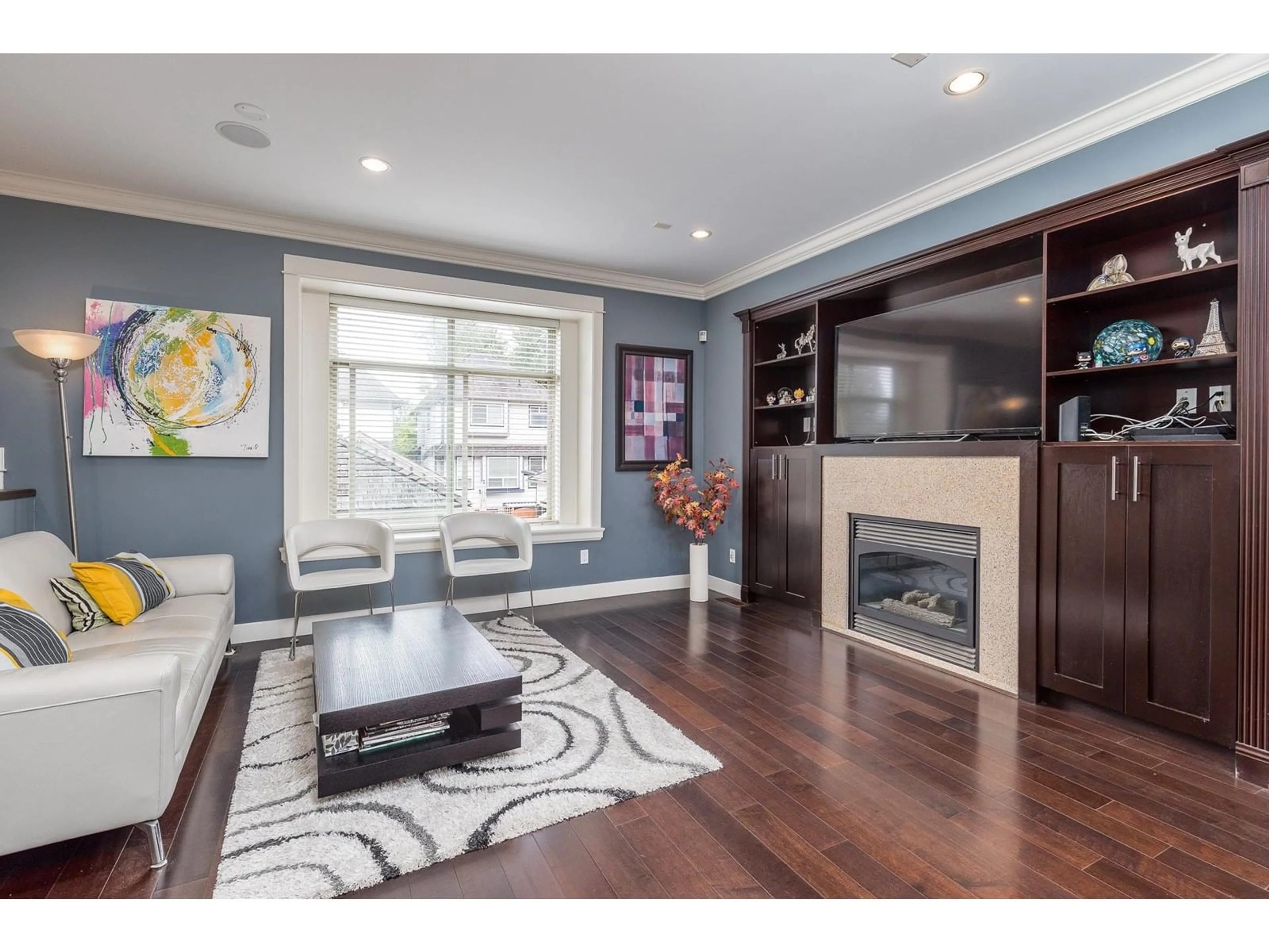 Living room with furniture, wood/laminate floor for 14681 WINTER, Surrey British Columbia V4P0E3