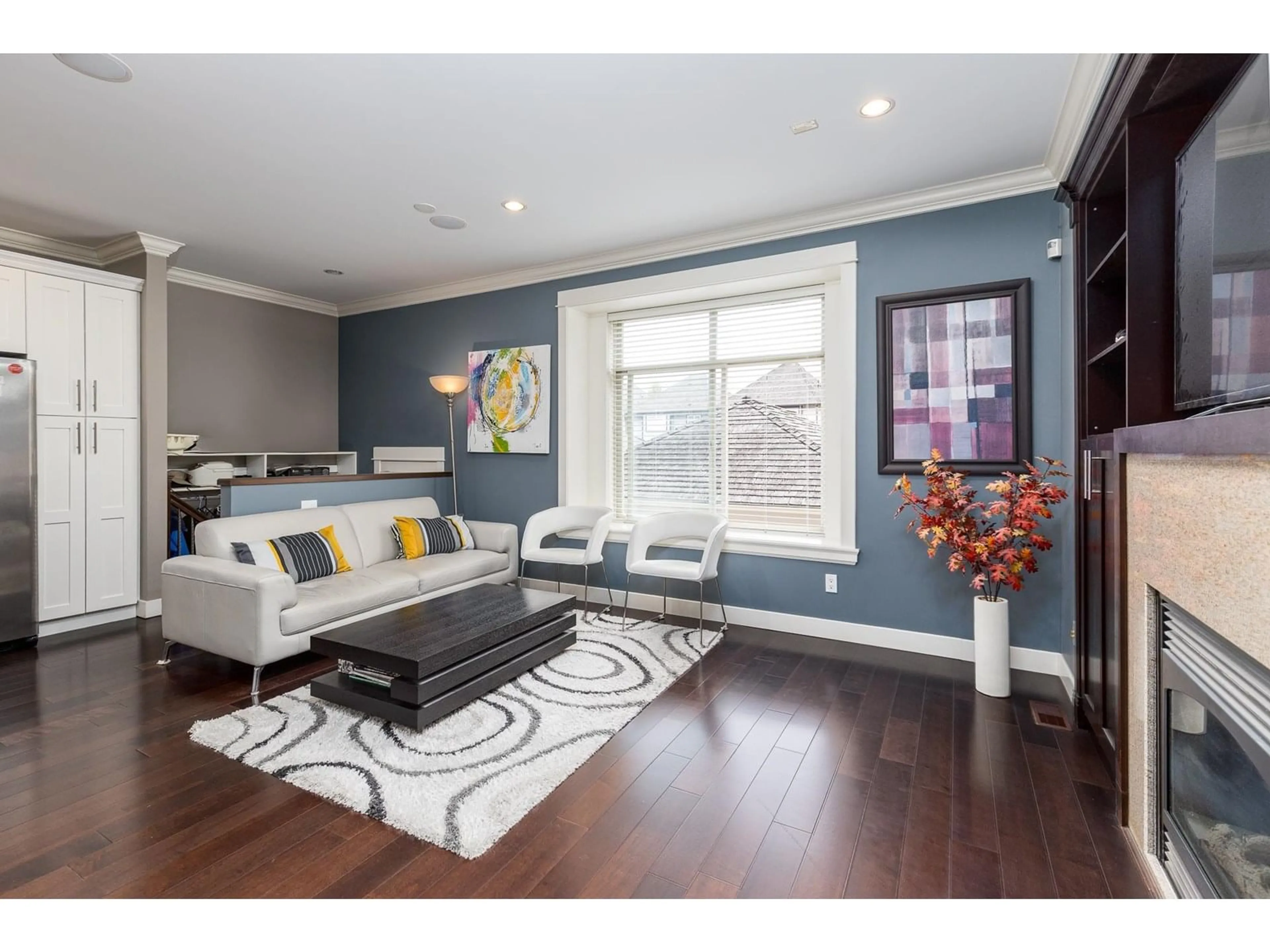 Living room with furniture, wood/laminate floor for 14681 WINTER, Surrey British Columbia V4P0E3