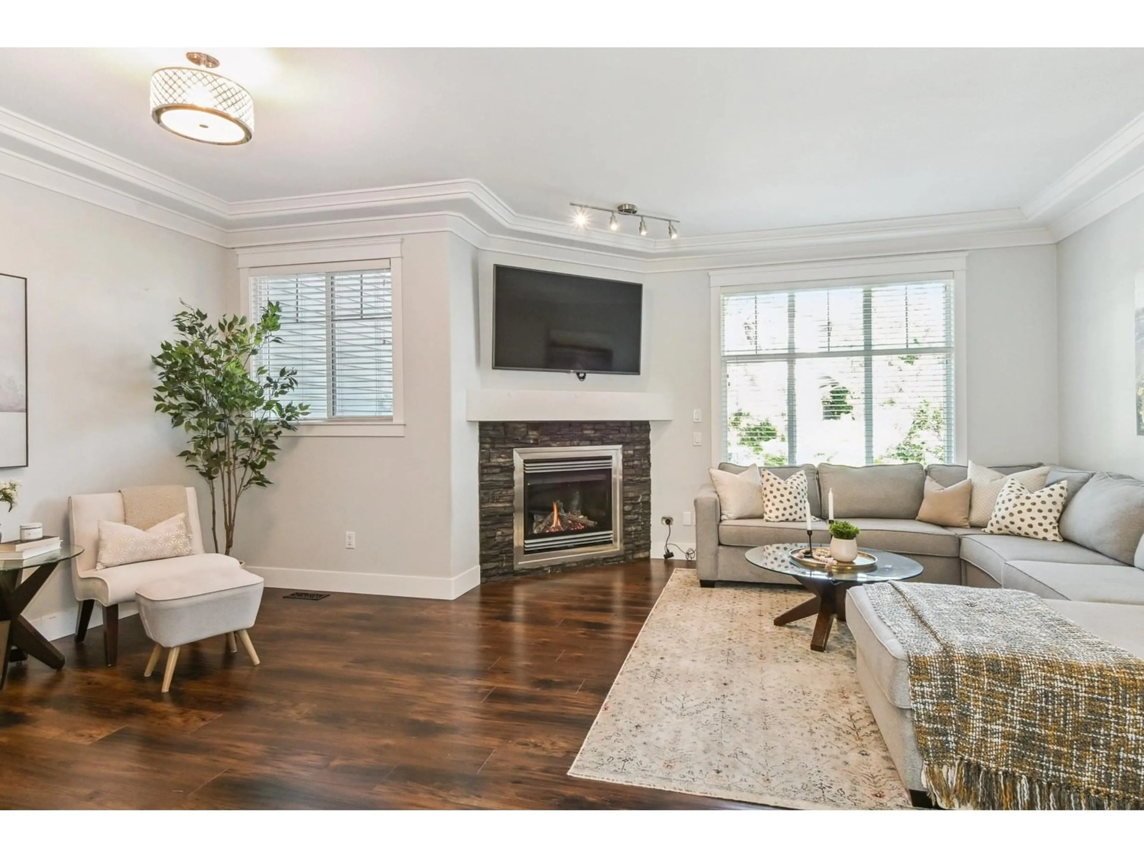 Living room with furniture, wood/laminate floor for 17 - 16760 61, Surrey British Columbia V3S3V3