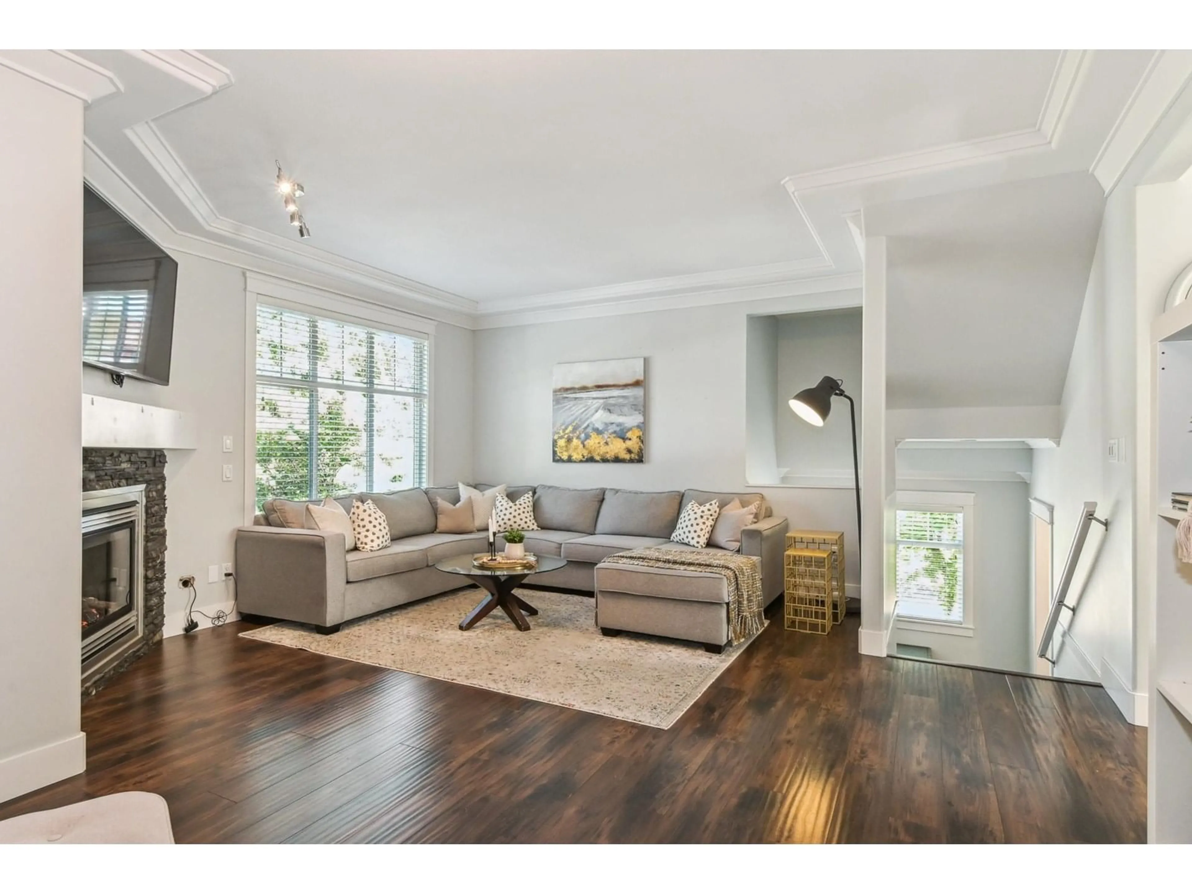 Living room with furniture, wood/laminate floor for 17 - 16760 61, Surrey British Columbia V3S3V3
