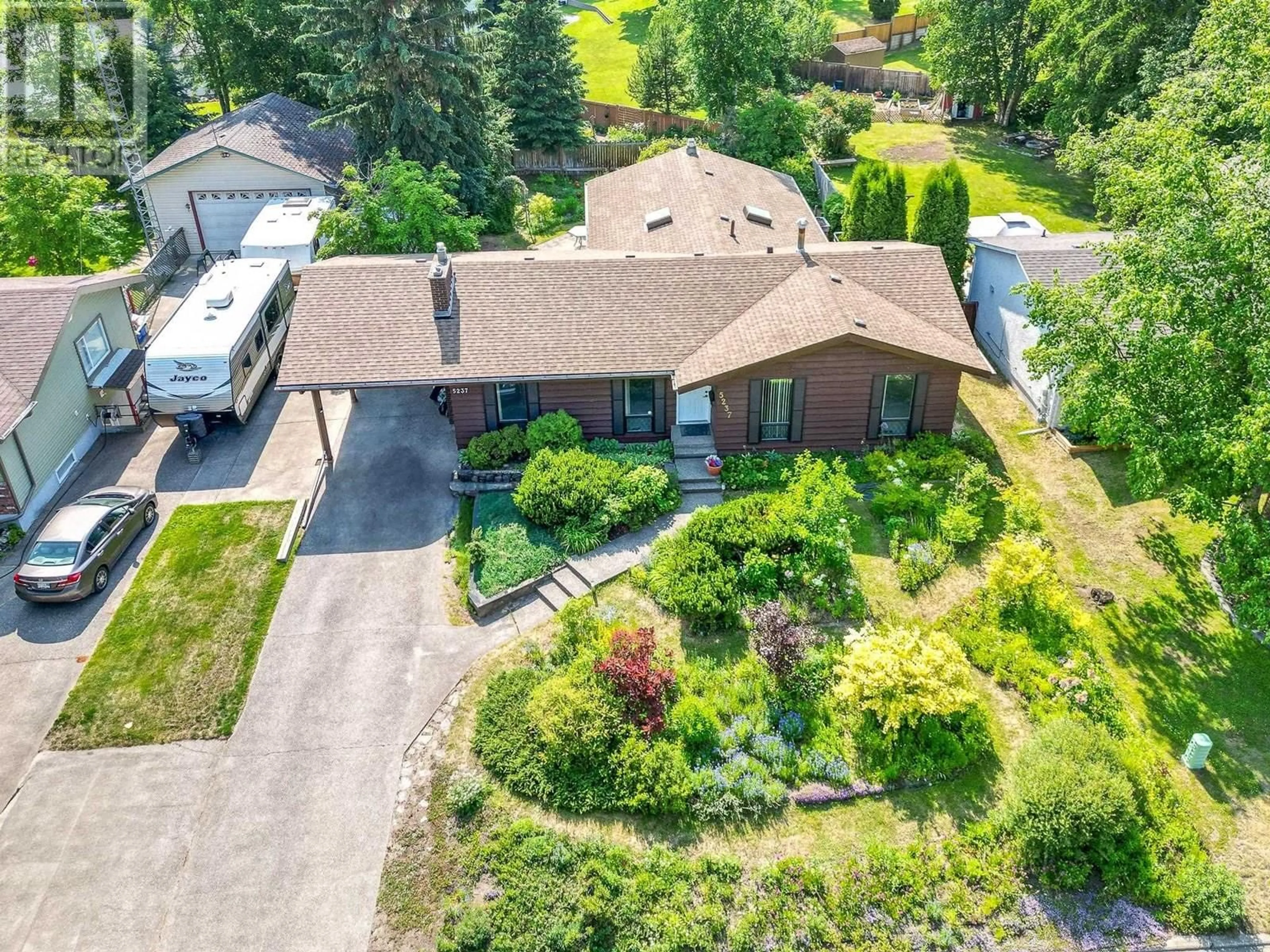 A pic from outside/outdoor area/front of a property/back of a property/a pic from drone, street for 5237 CAMBRIDGE ROAD, Prince George British Columbia V2N2B6