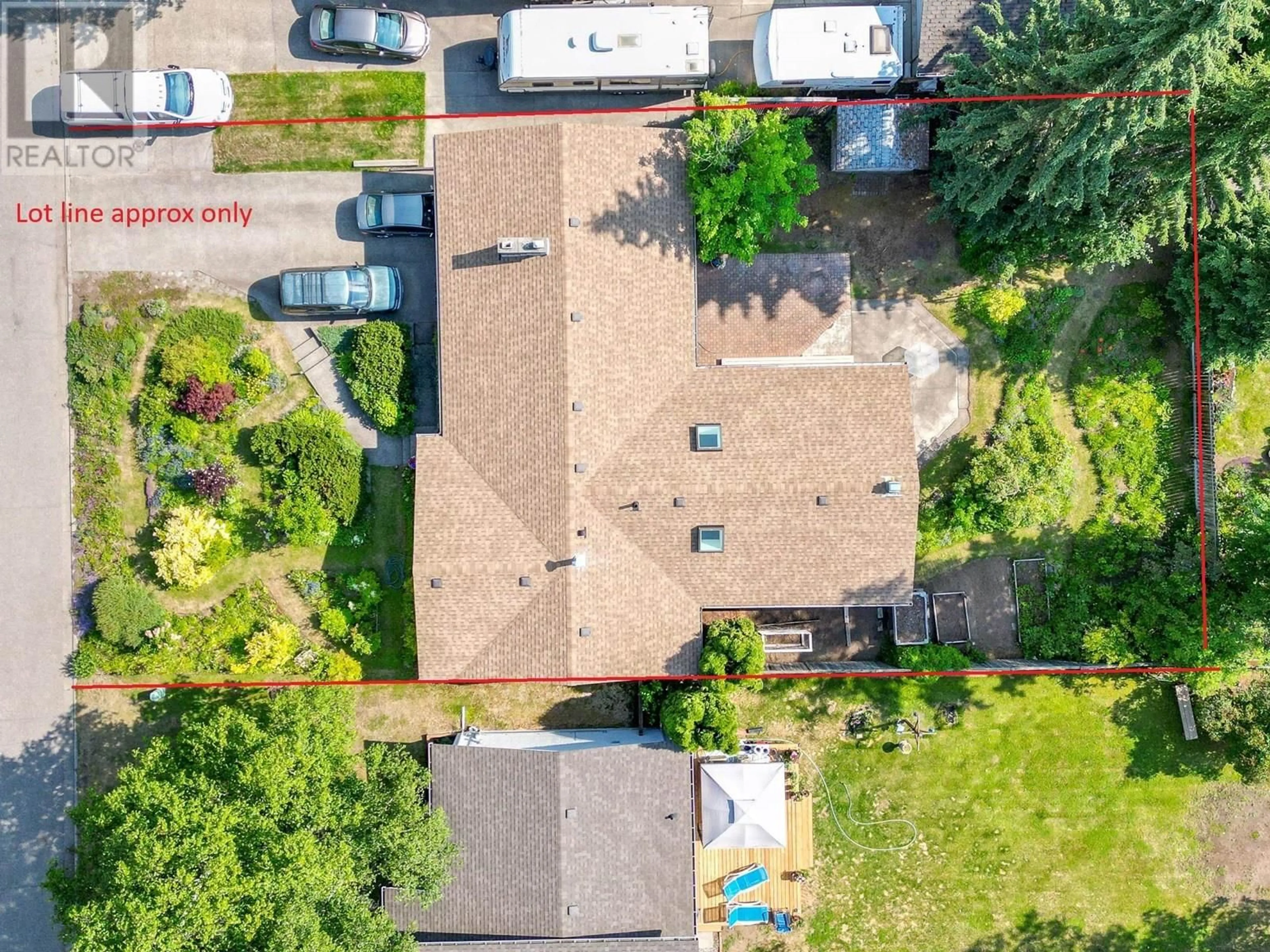 A pic from outside/outdoor area/front of a property/back of a property/a pic from drone, street for 5237 CAMBRIDGE ROAD, Prince George British Columbia V2N2B6