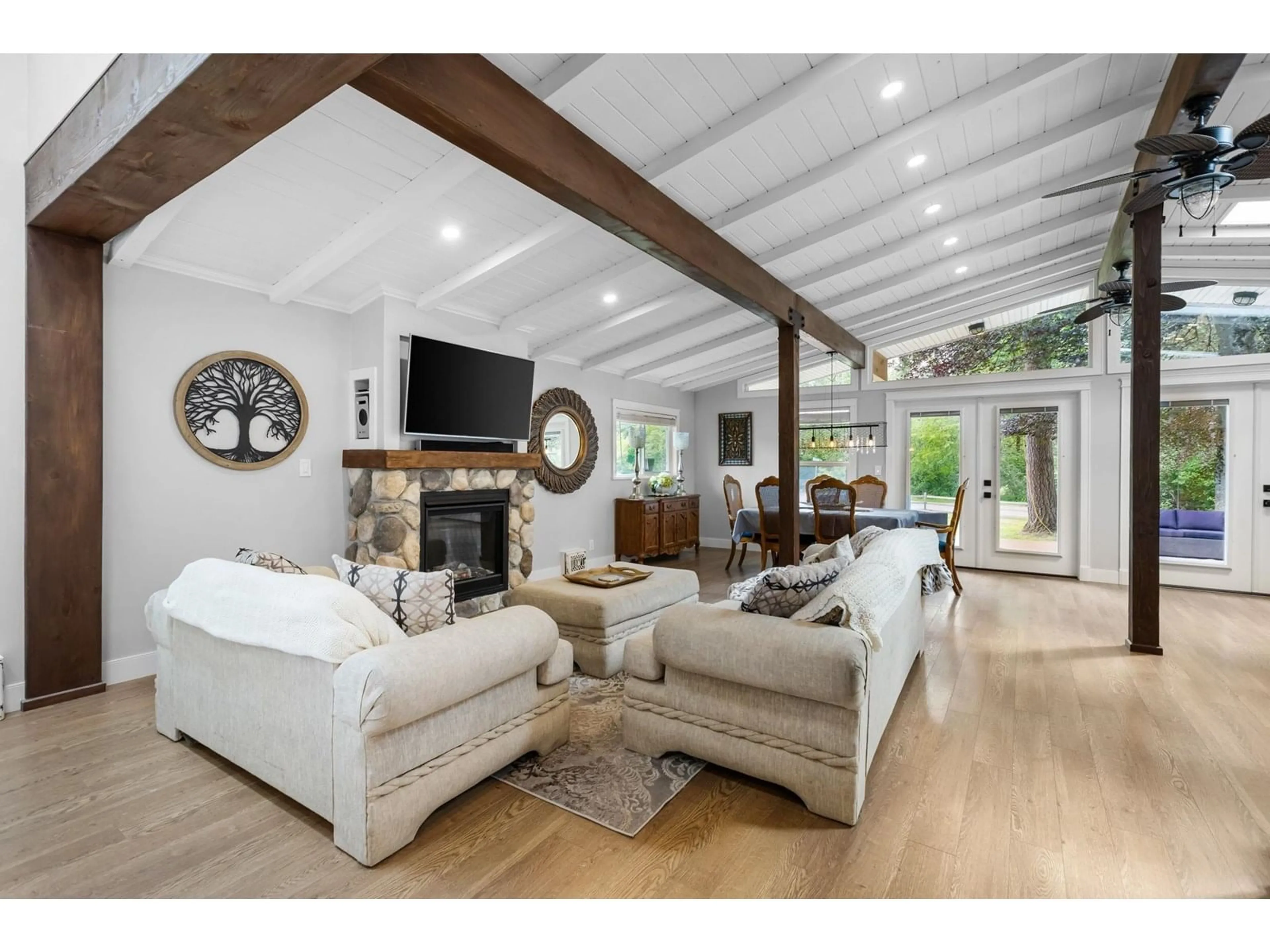 Living room with furniture, wood/laminate floor for 11173 CALEDONIA, Surrey British Columbia V3R3N5