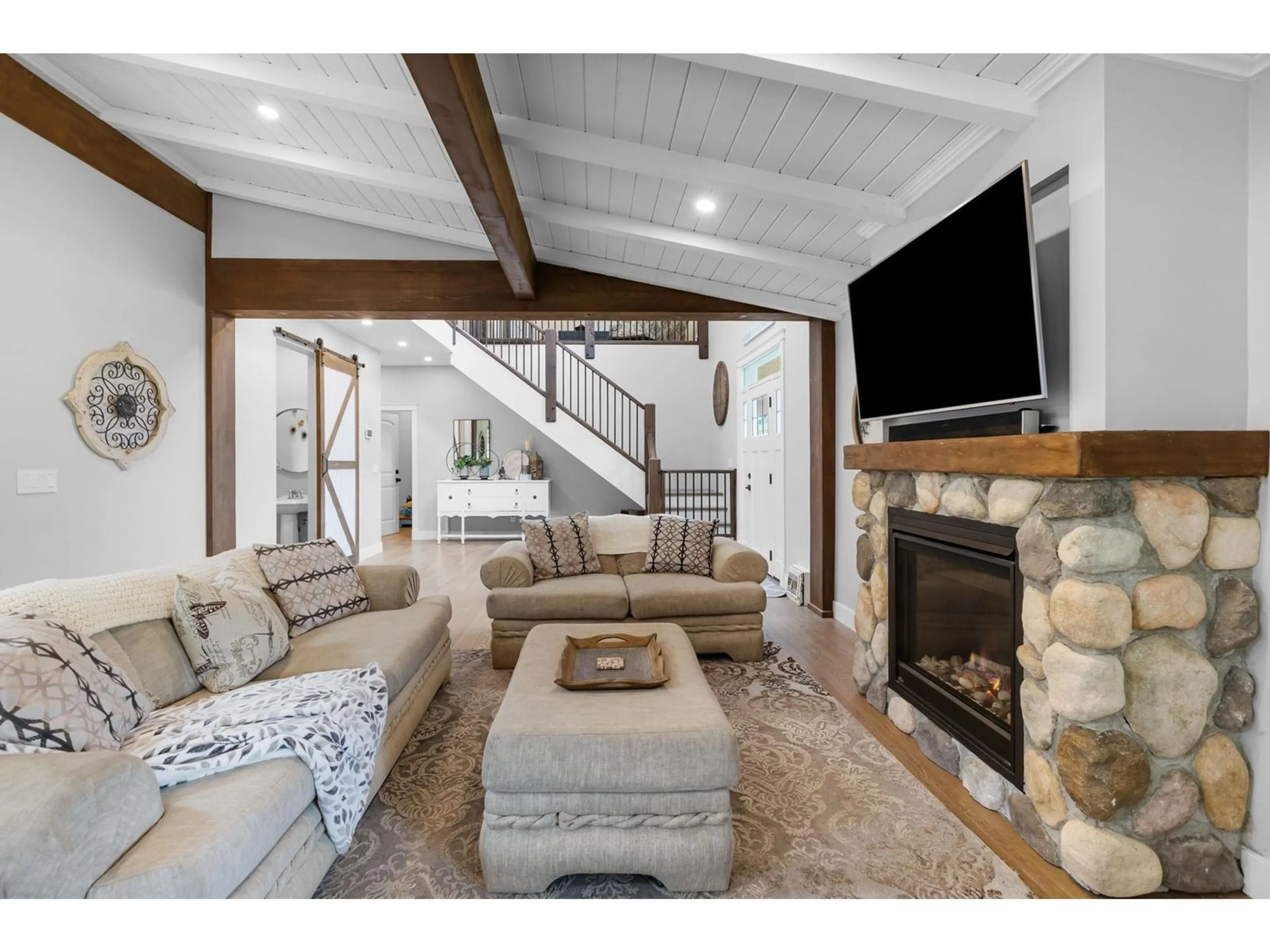 Living room with furniture, unknown for 11173 CALEDONIA, Surrey British Columbia V3R3N5
