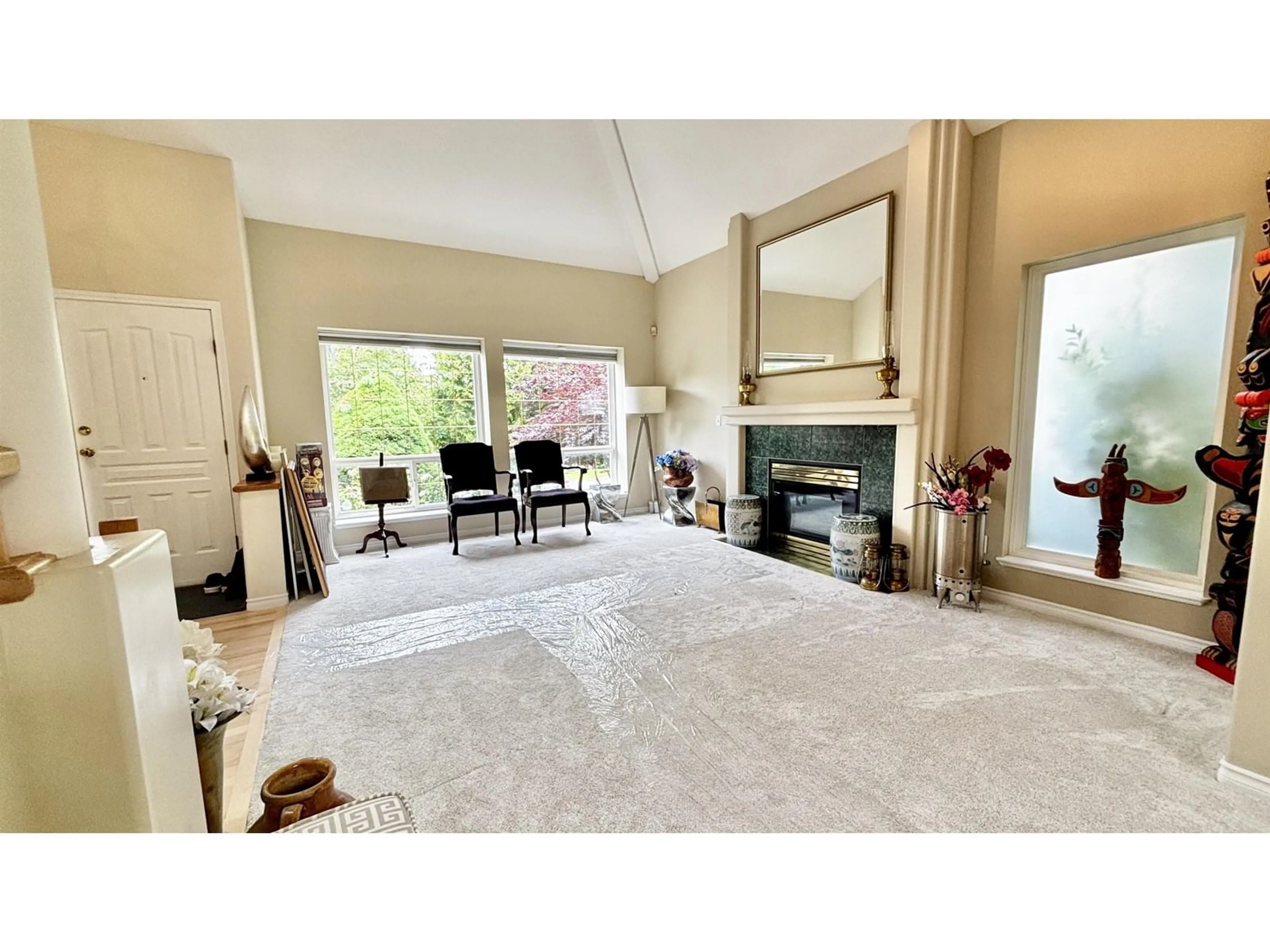 Living room with furniture, carpet floor for 16941 FRIESIAN, Surrey British Columbia V3S8P2