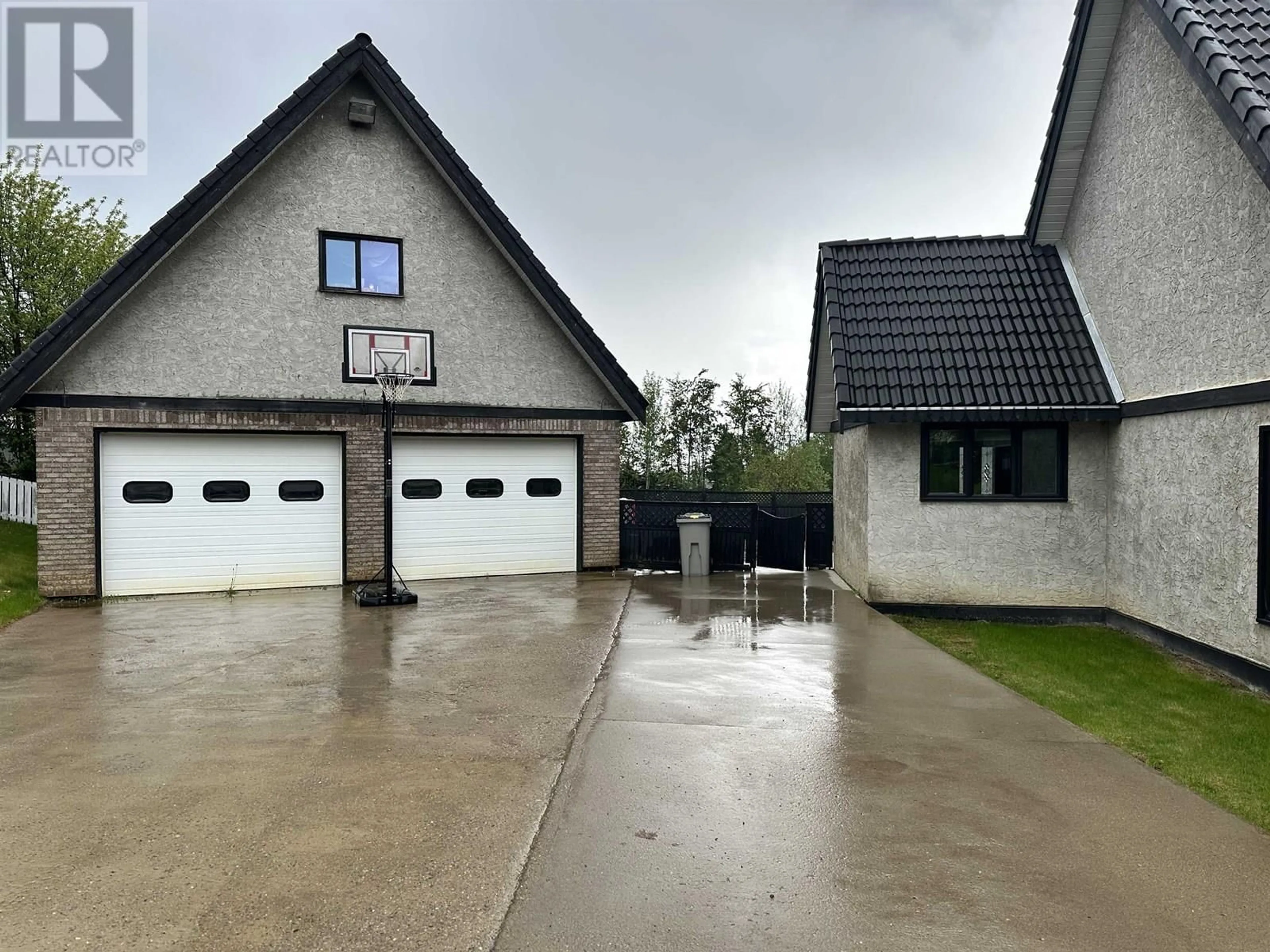 Indoor garage for 5516 MINNAKER CRESCENT, Fort Nelson British Columbia V0C1R0