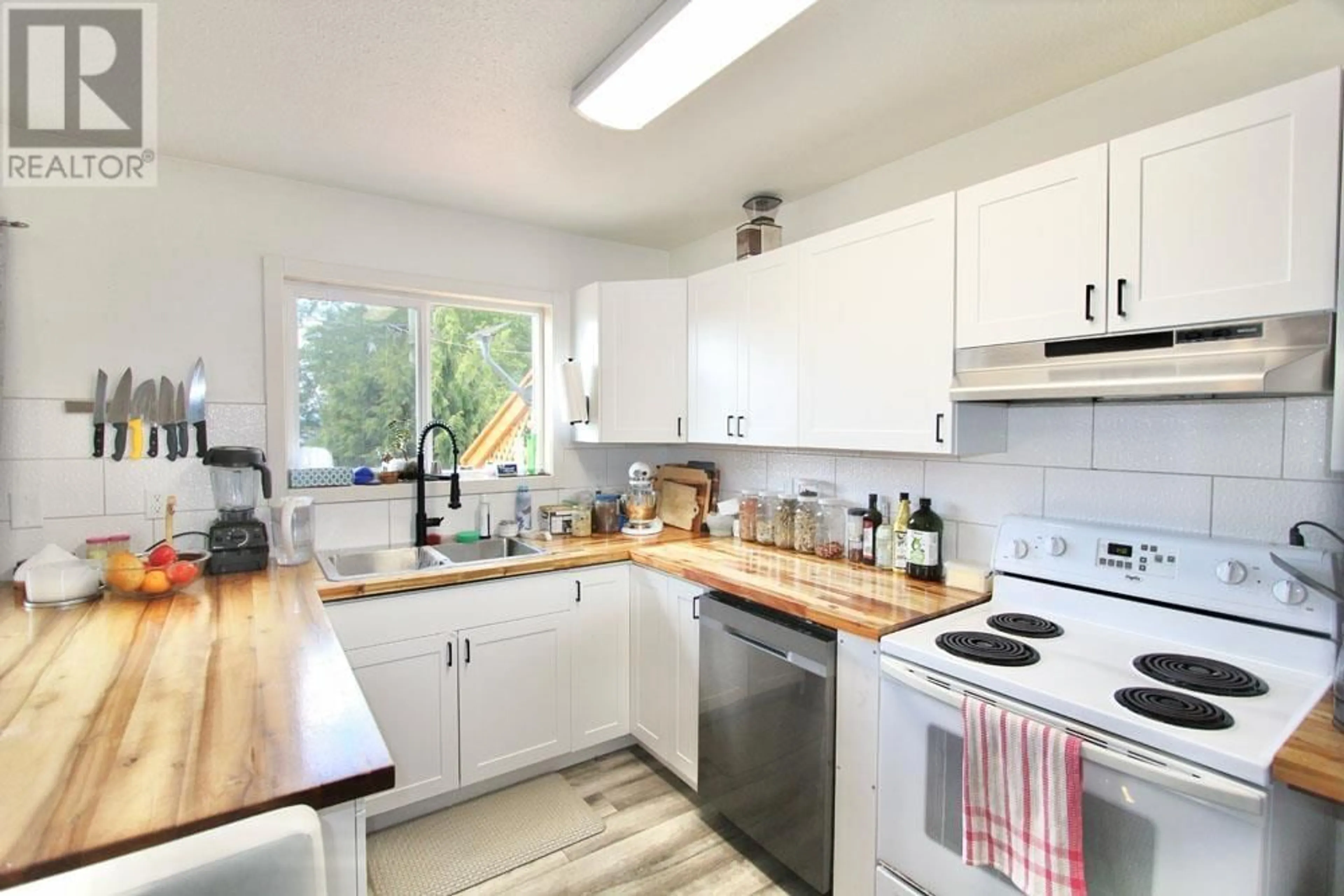 Open concept kitchen, wood/laminate floor for 33 YAKOUN STREET, Port Clements British Columbia V0T1R0