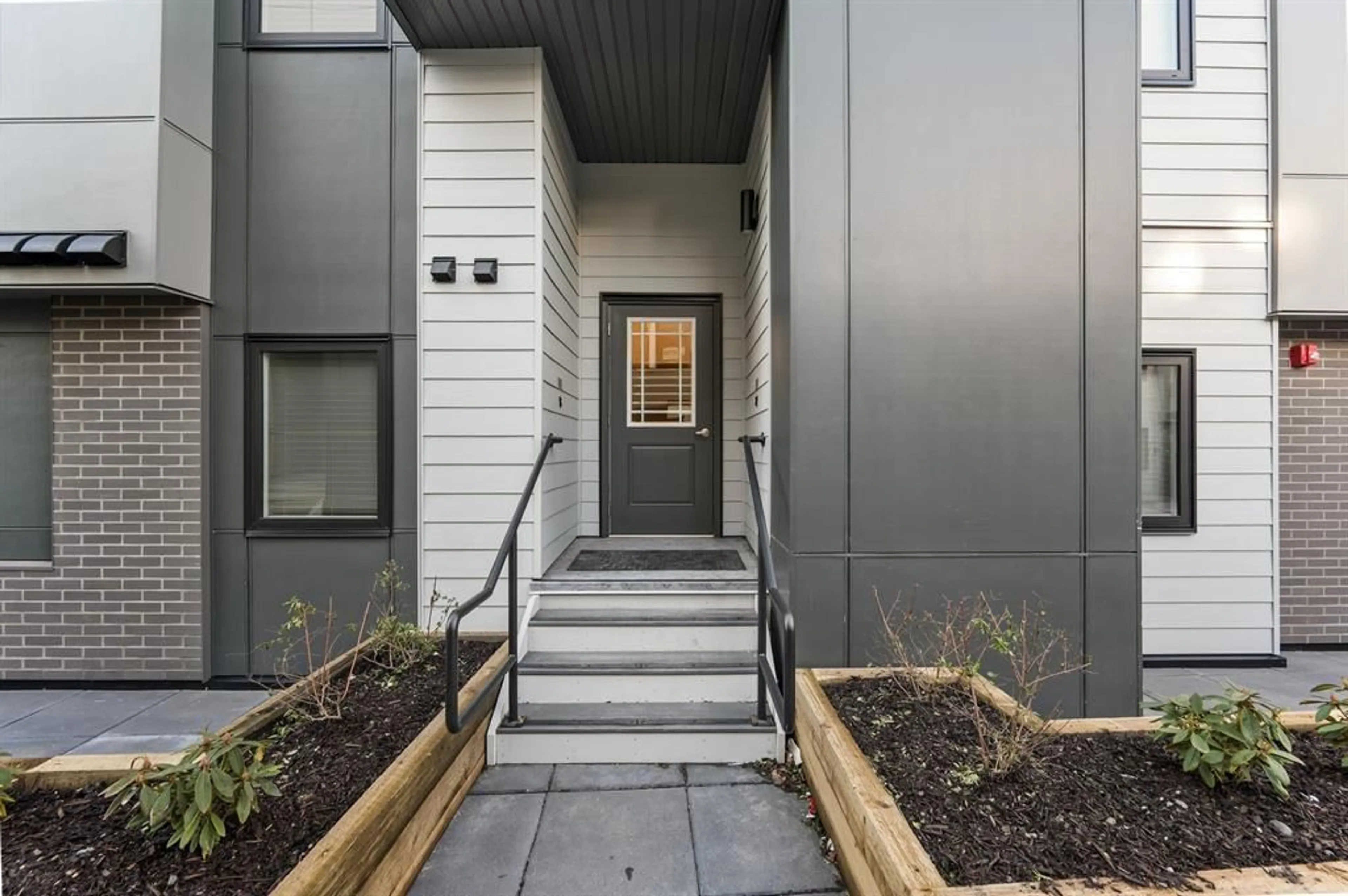 Indoor entryway for 15 - 1419 MCCALLUM, Abbotsford British Columbia V2S0N1