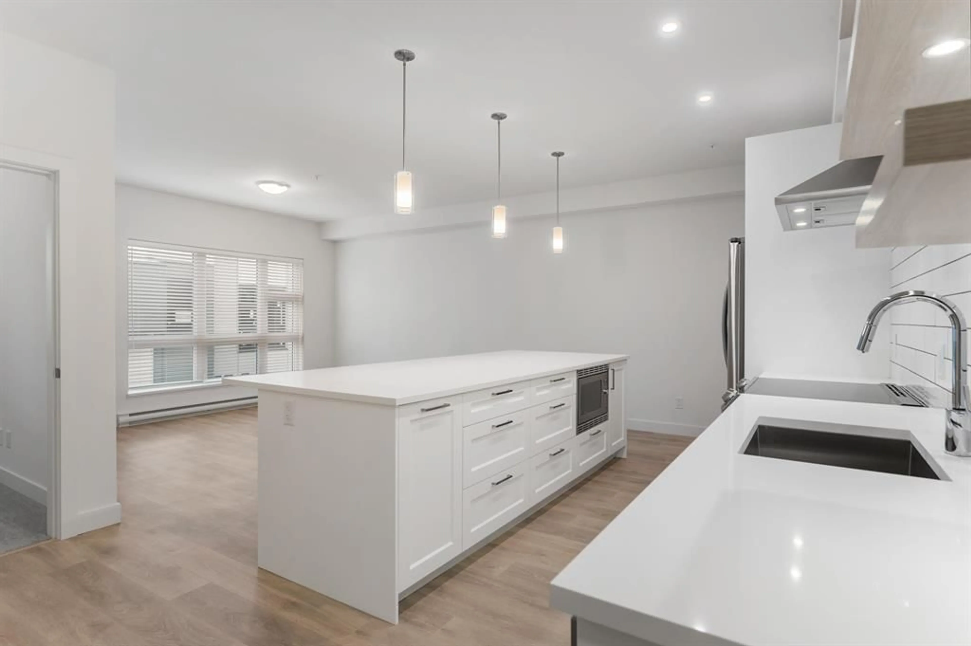 Open concept kitchen, unknown for 15 - 1419 MCCALLUM, Abbotsford British Columbia V2S0N1