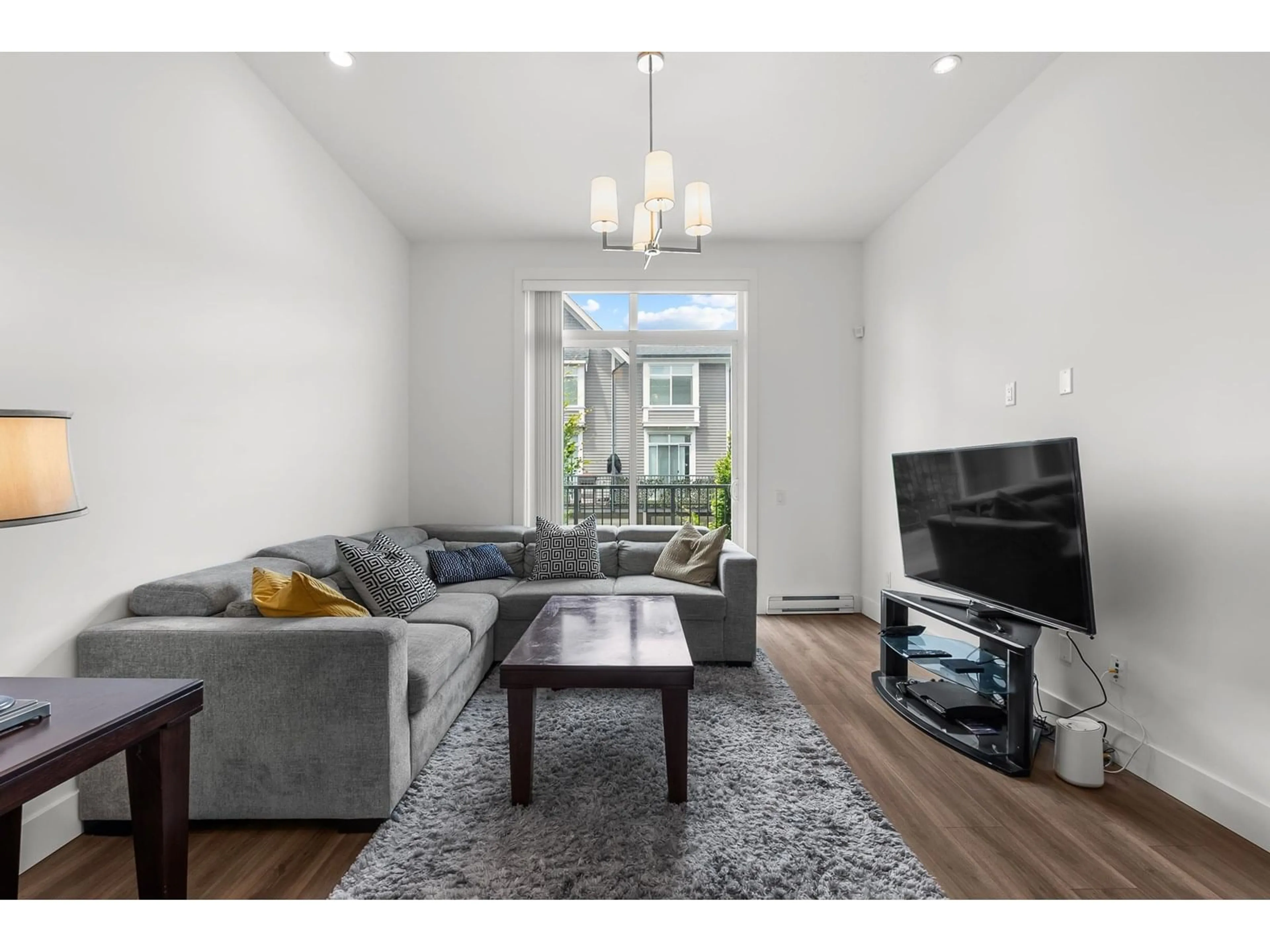 Living room with furniture, wood/laminate floor for 36 - 2838 LIVINGSTONE, Abbotsford British Columbia V2T0J1